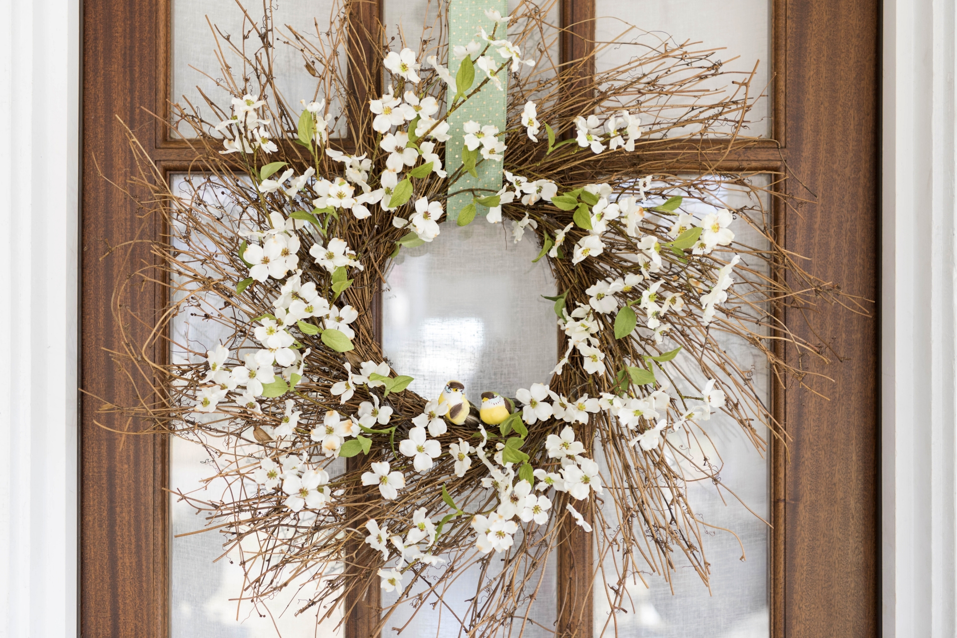 Vòng hoa treo cửa thường được dùng vào dịp Giáng sinh, tuy nhiên bạn vẫn có thể làm một vòng hoa xinh xắn khác để chào Thu của riêng mình.