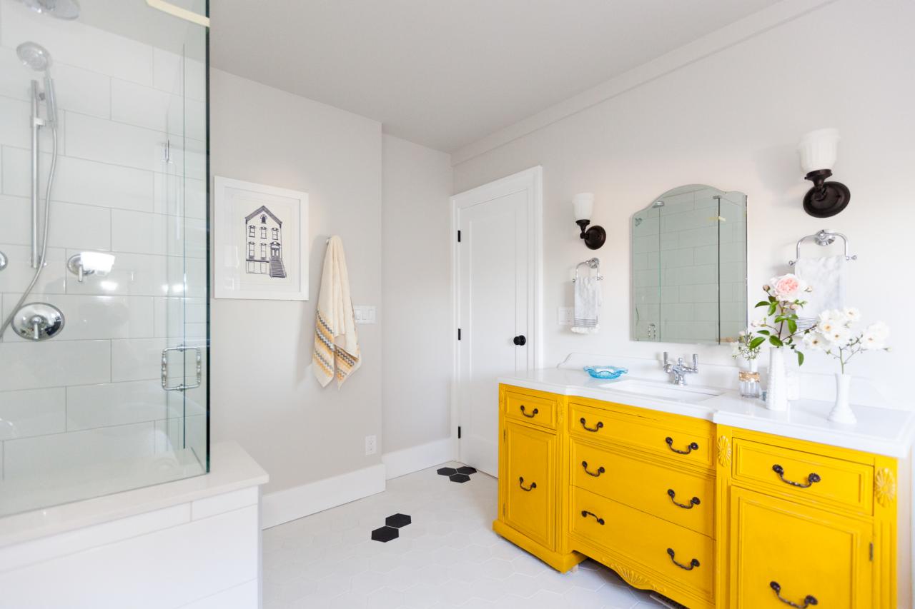 Đừng ngần ngại thử nghiệm màu vàng rực rỡ cho chiếc tủ, bởi nếu phòng tắm ẩm ướt mang lại sự lạnh lẽo về xúc giác thì sắc vàng sẽ giúp cân bằng thị giác ấm áp hơn.