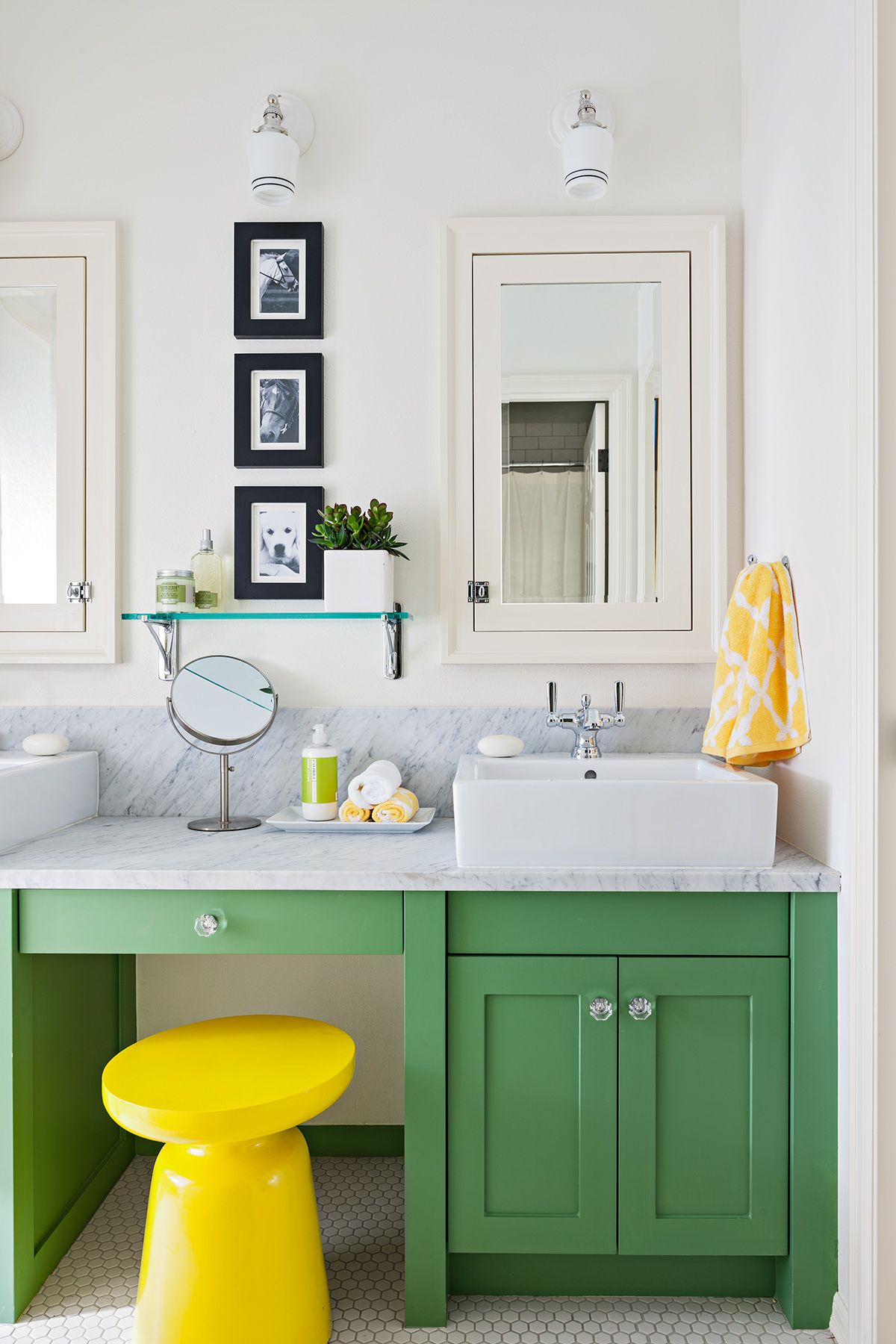 Chiếc tủ sơn xanh lá dịu nhẹ là nơi đặt bồn rửa bên phải và bàn trang điểm ở góc trái, thêm điểm nhấn là chiếc ghế màu vàng tươi thì càng tăng thêm phần bắt mắt.