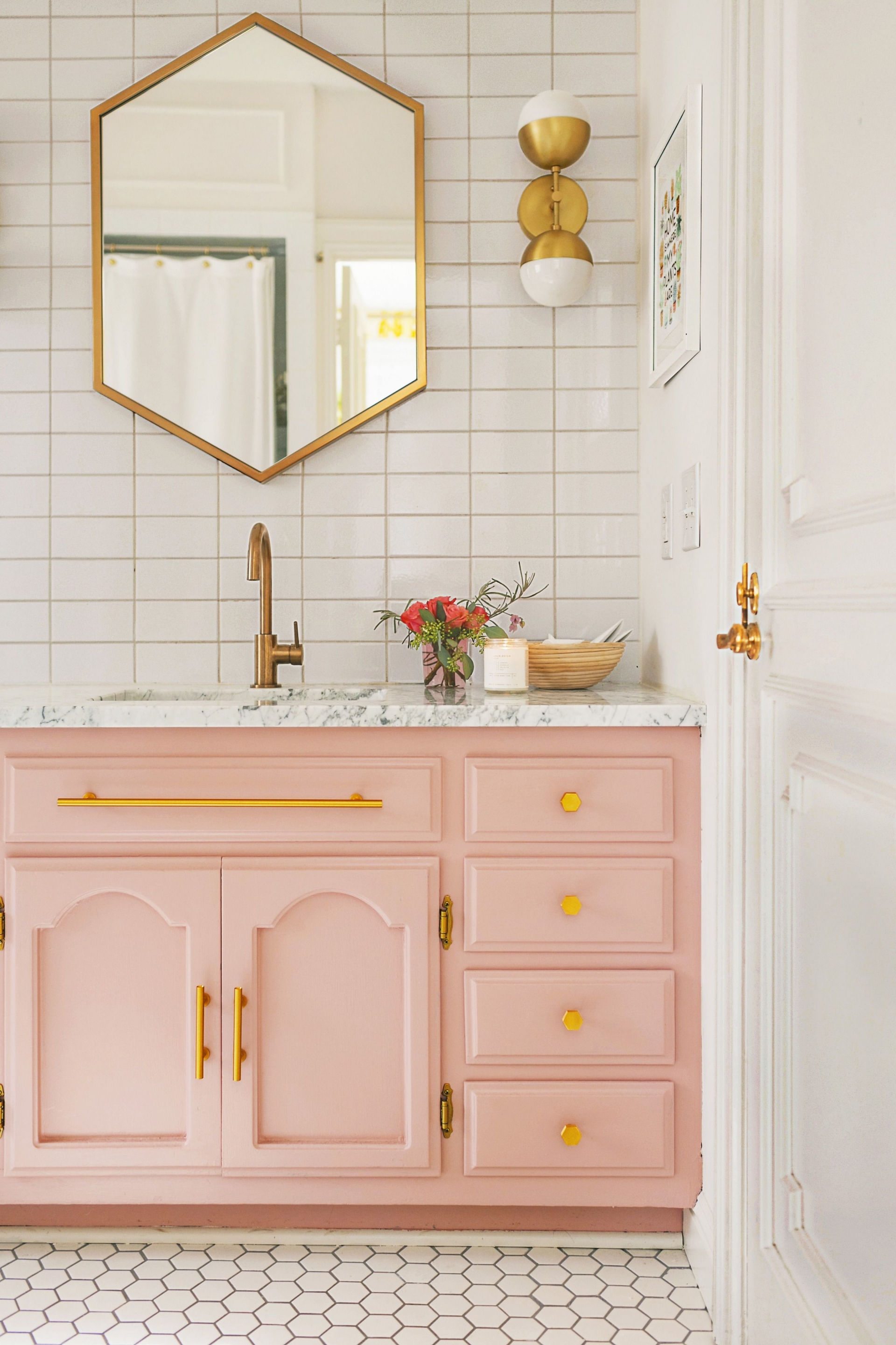 Chiếc tủ sơn màu hồng cho những cô nàng “kẹo ngọt”. Phần tay nắm tủ được thay bằng màu vàng đồng cho cái nhìn vừa nữ tính vừa sang trọng.