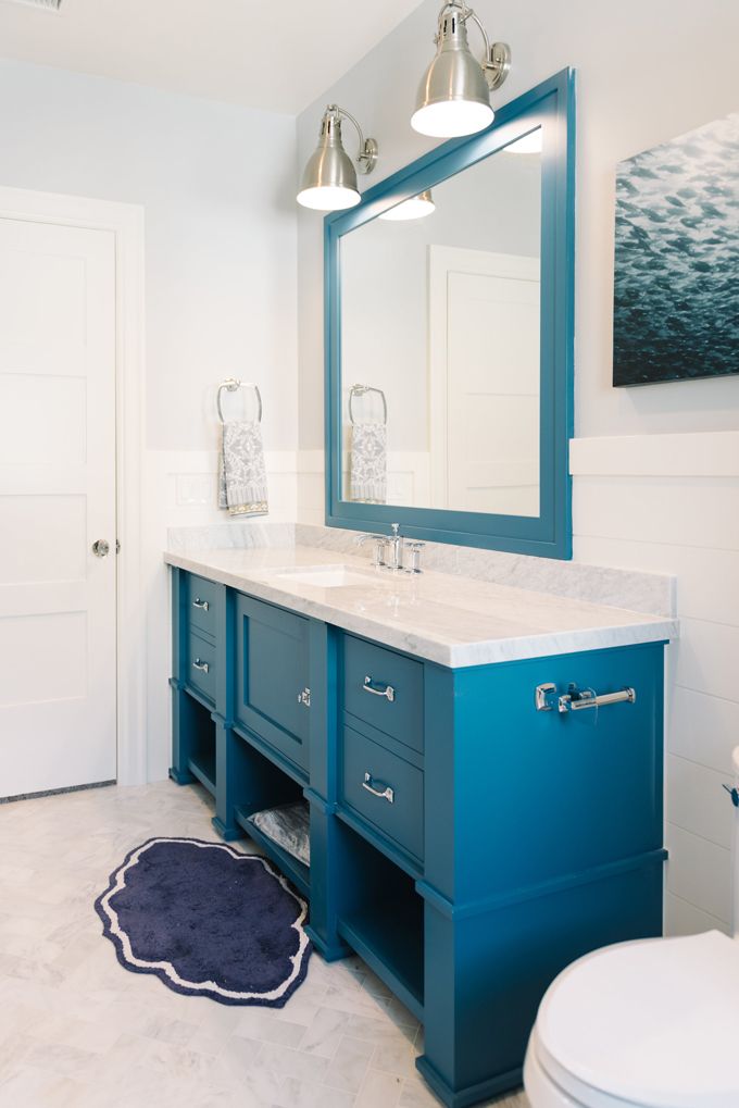 Một chiếc tủ sắc xanh thời thượng sẽ làm phòng tắm màu trắng chủ đạo trở nên nổi bật, nếu thêm viền gương “tone sur tone” sẽ trở nên hoàn hảo hơn nữa.