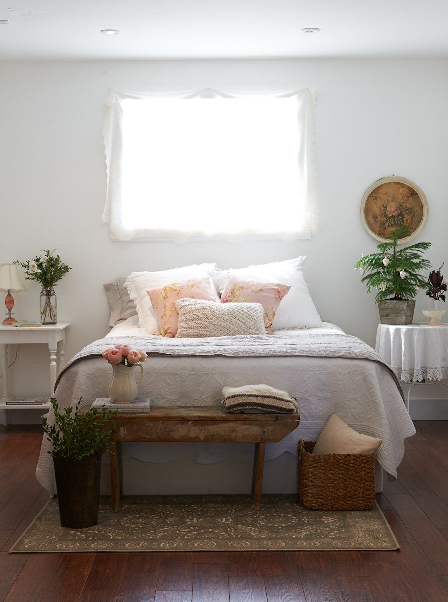 Nội thất và phụ kiện vintage tạo nên góc nhỏ rất “thơ” ngay dưới chân giường.