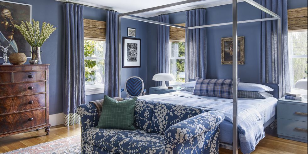 Phòng ngủ đẹp như một bức tranh vẽ với hầu hết các món nội thất như ghế ngồi, táp đầu giường và phụ kiện trang trí đều sử dụng màu xanh dịu mắt. Chút nhấn nhá của vật liệu gỗ góp phần tạo nên sự mộc mạc cho không gian thư giãn.