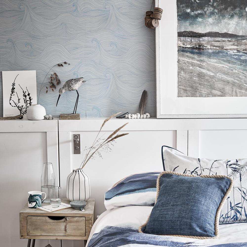 Sắc xanh pha xám cũng là một ý tưởng tuyệt vời giúp cho không gian phòng ngủ mang lại sự thư giãn. Gam màu trung tính này nếu biết cách kết hợp với phụ kiện trang trí như chiếc bình cỏ lau, hoa văn trên gối hay bức tranh sẽ càng thêm hoàn hảo.