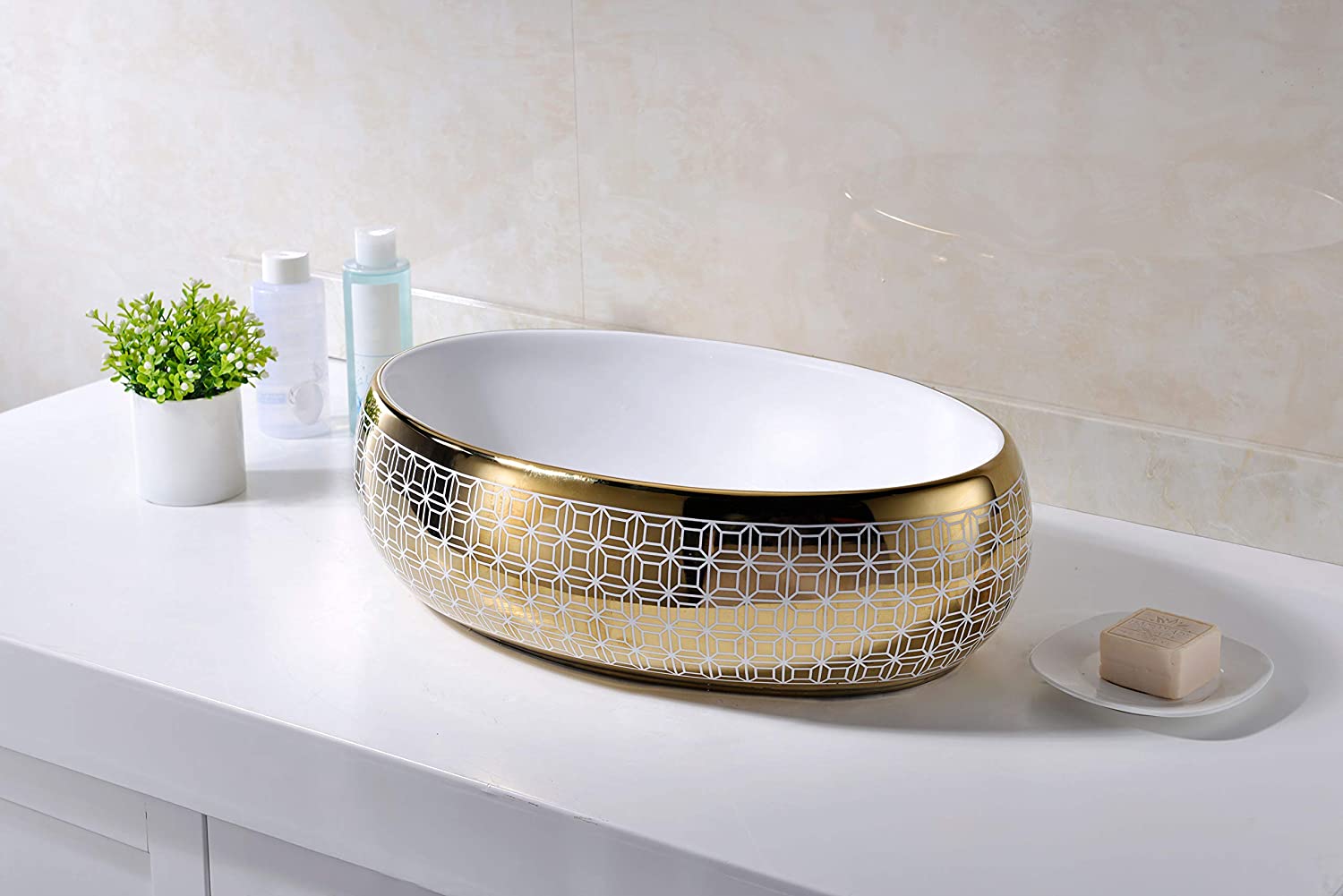 Thoạt nhìn, bồn rửa giống như một chiếc bát vàng với họa tiết đương đại cùng vẻ ngoài bóng bẩy. Được làm từ chất liệu sứ cao cấp, nó sẽ mang đến sự sang trọng tuyệt đối cho phòng tắm của bạn.