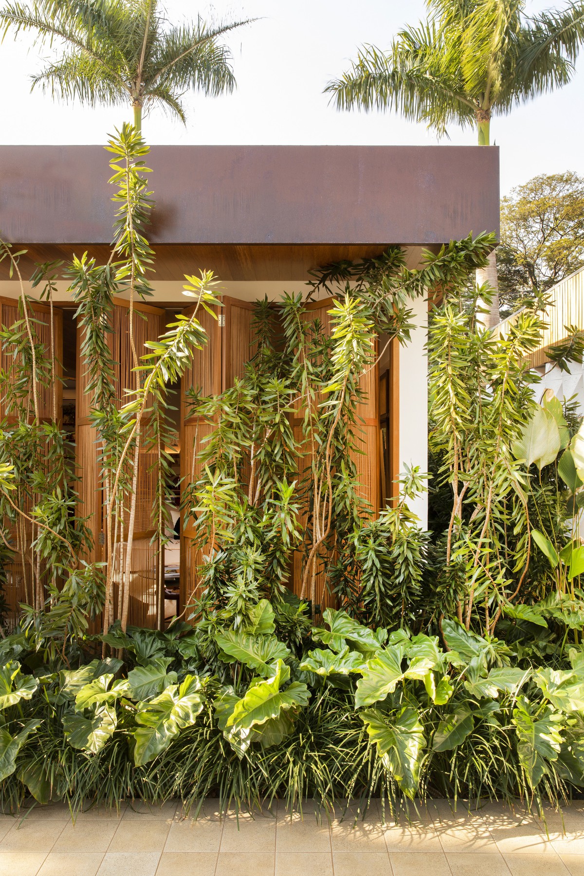 Công trình nhà ở nhìn từ bên ngoài tuyệt đẹp, tựa như Mẹ thiên nhiên xanh mát đang ôm ấp lấy ngôi nhà nhỏ bằng gỗ.