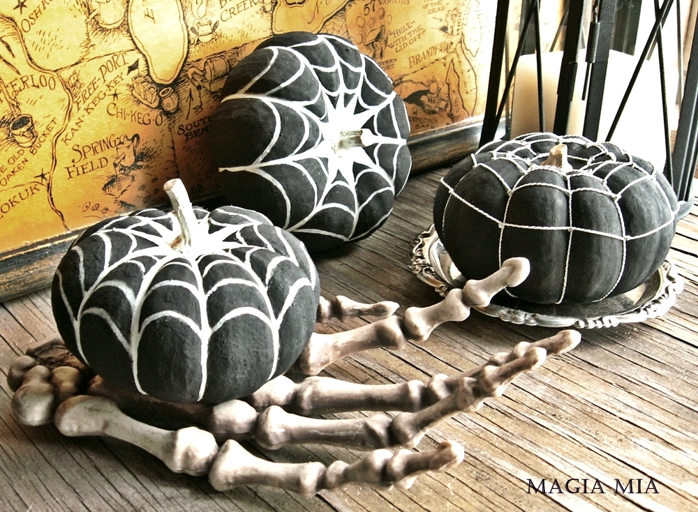 Những quả bí ngô được sơn màu đen tuyền kết hợp những hình vẽ mạng nhện như muốn “bắt sống” người tham gia bữa tiệc Halloween.