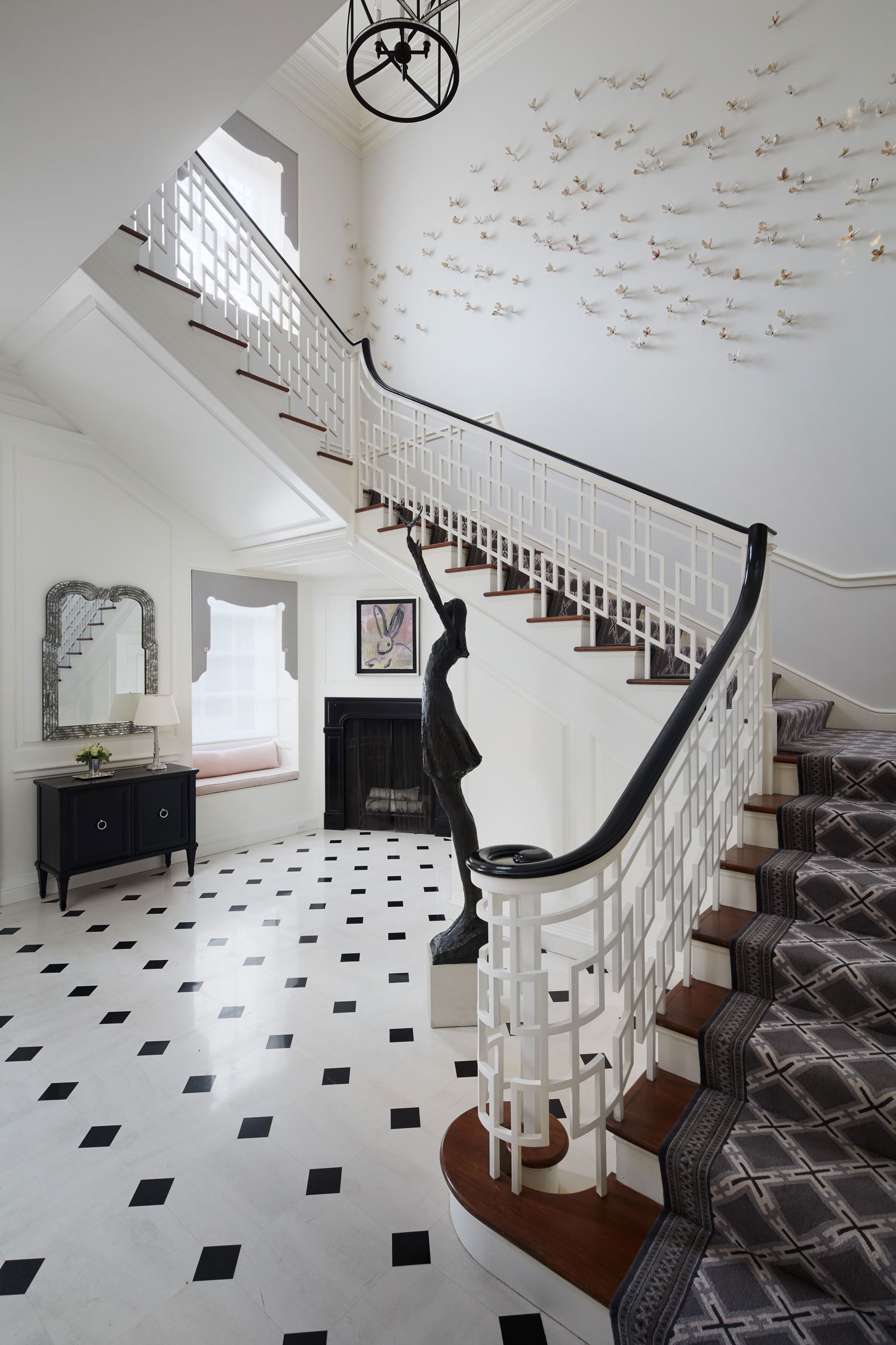 Giữa gạch lát sàn và hoa văn của thảm trải cầu thang có một sự đồng điệu nhất định cho cái nhìn hài hòa đẹp mắt.