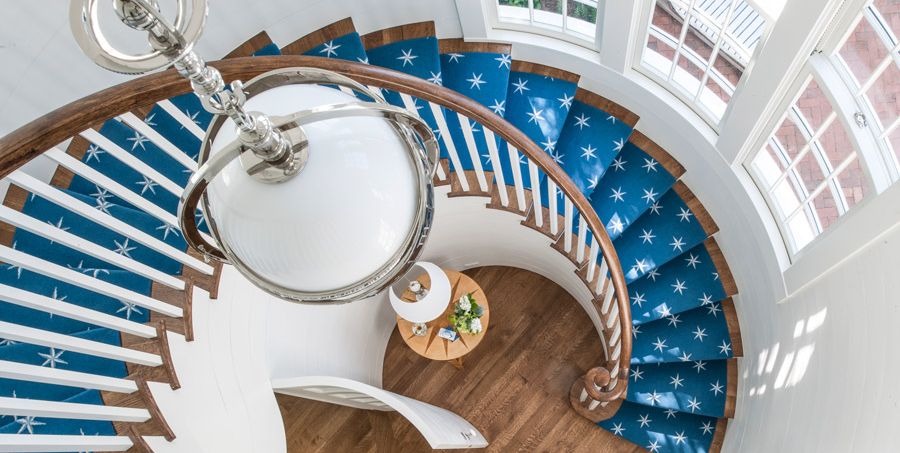 Tấm thảm trải sàn cầu thang được thiết kế giống như hàng vạn vì tinh tú lấp lánh trên bầu trời xanh cho cảm giác vô cùng dễ chịu và tràn đầy năng lượng tích cực.