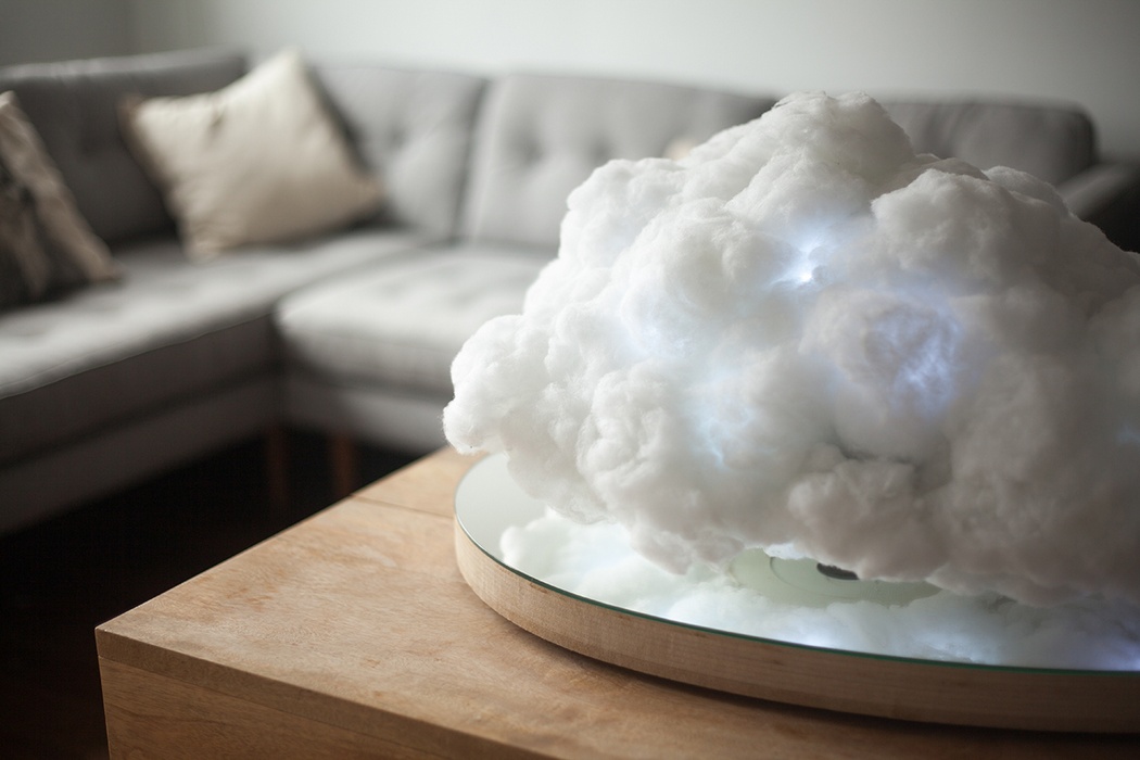 Bên trong đám mây trắng bồng bềnh là chiếc loa không dây với âm thanh sắc nét.