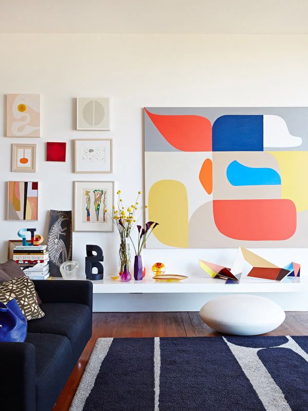 Phòng khách của cặp đôi người Úc gây ấn tượng bởi bức tranh khổ lớn với rất nhiều họa tiết sắc màu tươi tắn, kèm theo đó là những mẫu tranh nhỏ bên trái bức tường cho không gian trở nên sinh động, vui nhộn hơn hẳn.