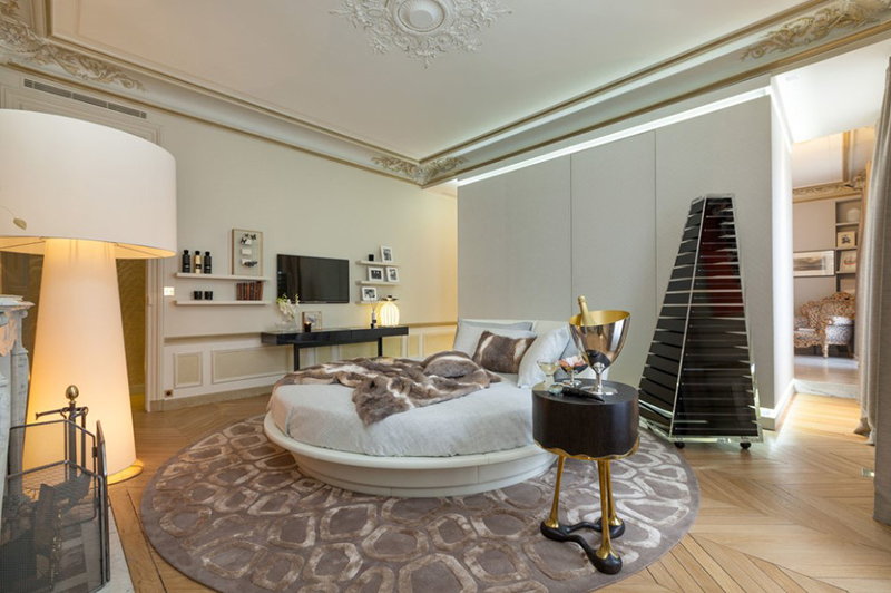 Phòng ngủ của một căn hộ tại Paris (Pháp) không chỉ tạo sự thu hút bằng chiếc đèn ngủ kích cỡ “khổng lồ” mà còn ở họa tiết hình xương cá trên sàn nhà. Nó kết hợp với thảm lông hình tròn ngay vị trí giường ngủ cho cái nhìn cân đối và có điểm nhấn. 