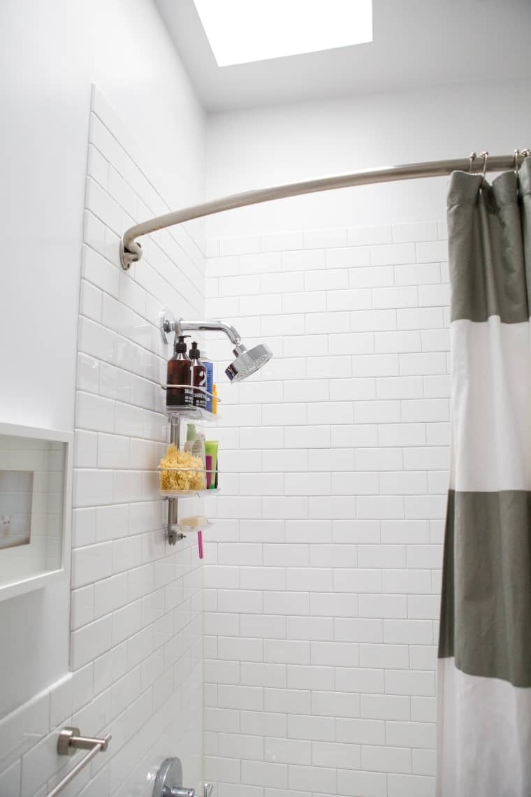Thanh treo rèm cong là ý tưởng tuyệt vời để phòng tắm trông rộng hơn so với thực tế.