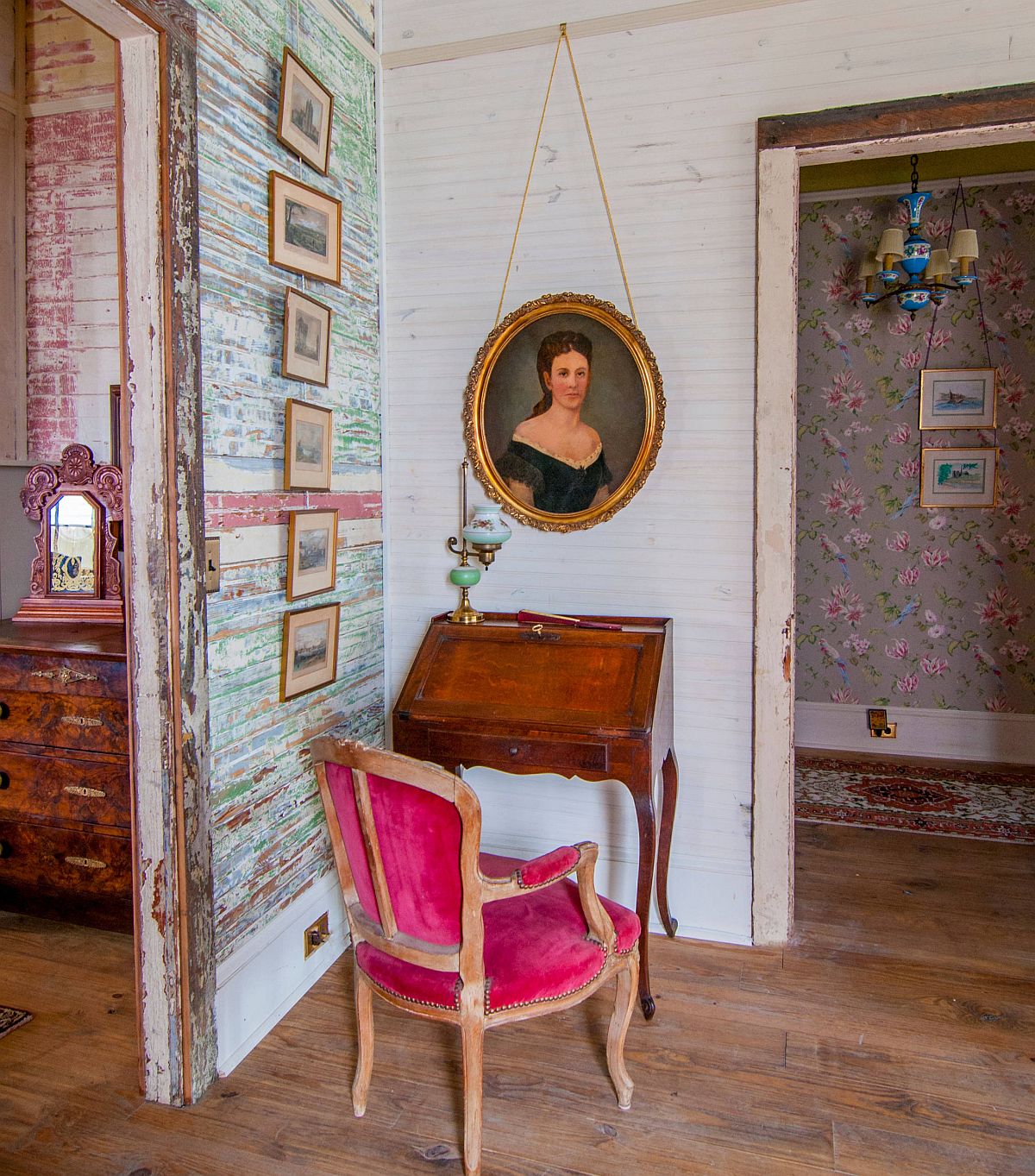Mang những nét cổ điển từ thời Victoria và phong cách nông trại vào không gian làm việc phong cách chiết trung, điểm tô thêm chút sắc hồng rực rỡ của chiếc ghế.