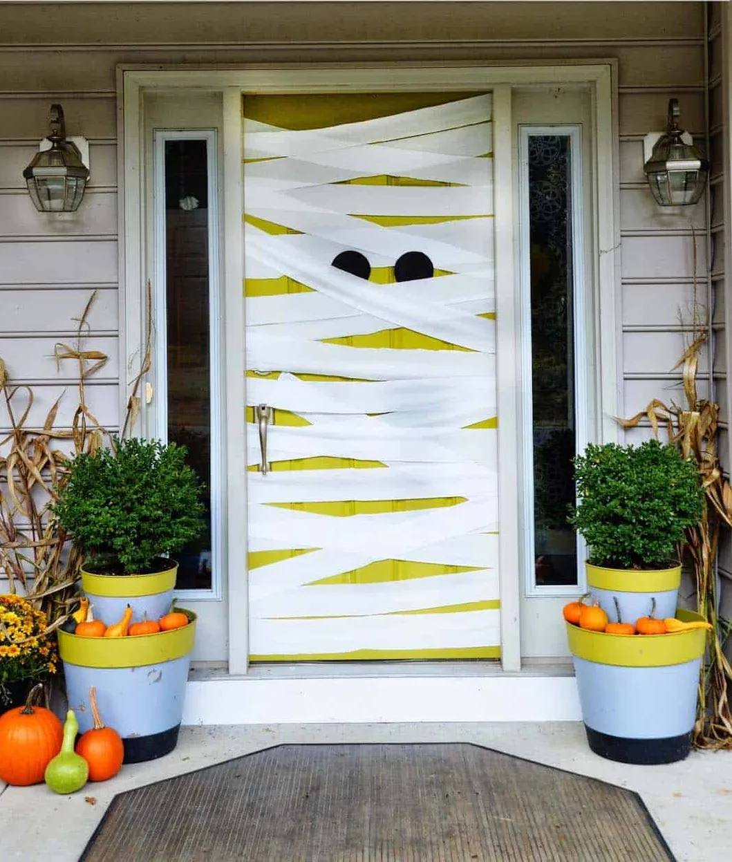 10 ý tưởng trang trí lối vào nhà gây ấn tượng mạnh mùa Halloween - Ảnh 1