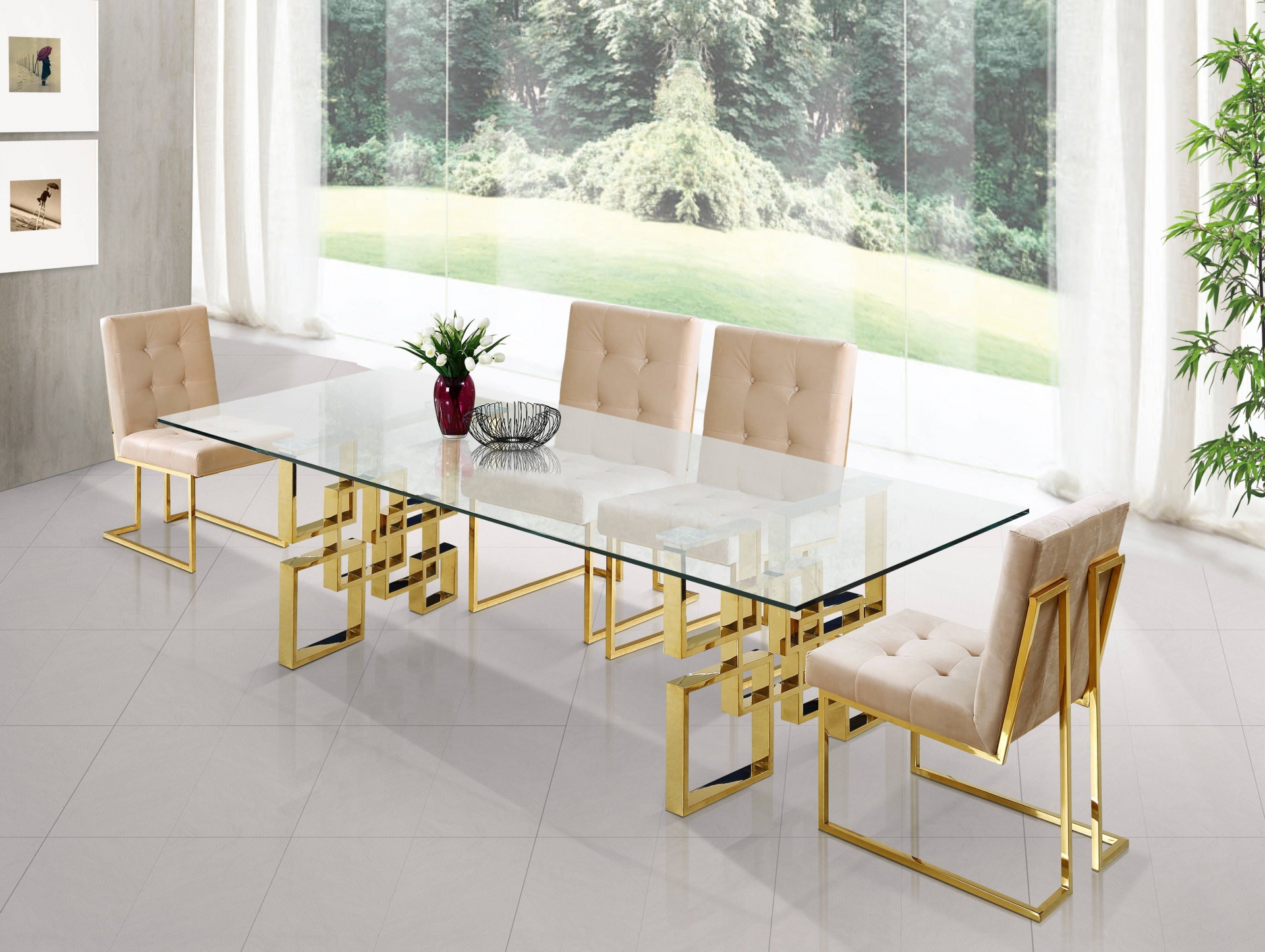 Những chiếc ghế với phần chân inox được thiết kế họa tiết độc đáo, kết hợp lớp mạ vàng khiến căn phòng trở nên sáng sủa và đậm chất cổ điển. 