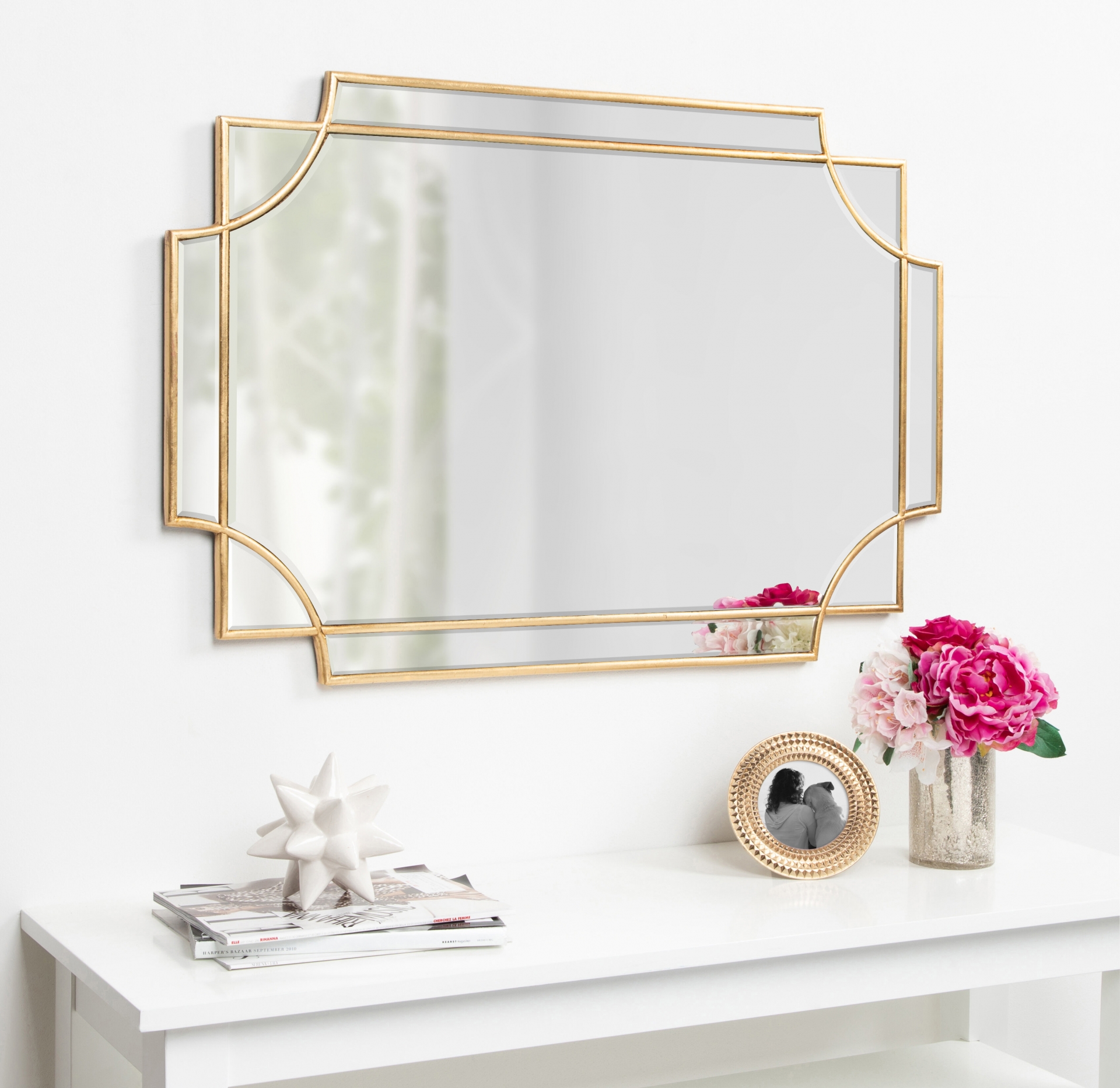 Phần khung 2 chi tiết mạ vàng mang đến cảm giác như có 2 tấm gương được lồng ghép vào nhau, kết hợp với khung ảnh trên bàn càng làm tăng thêm phần quyến rũ.