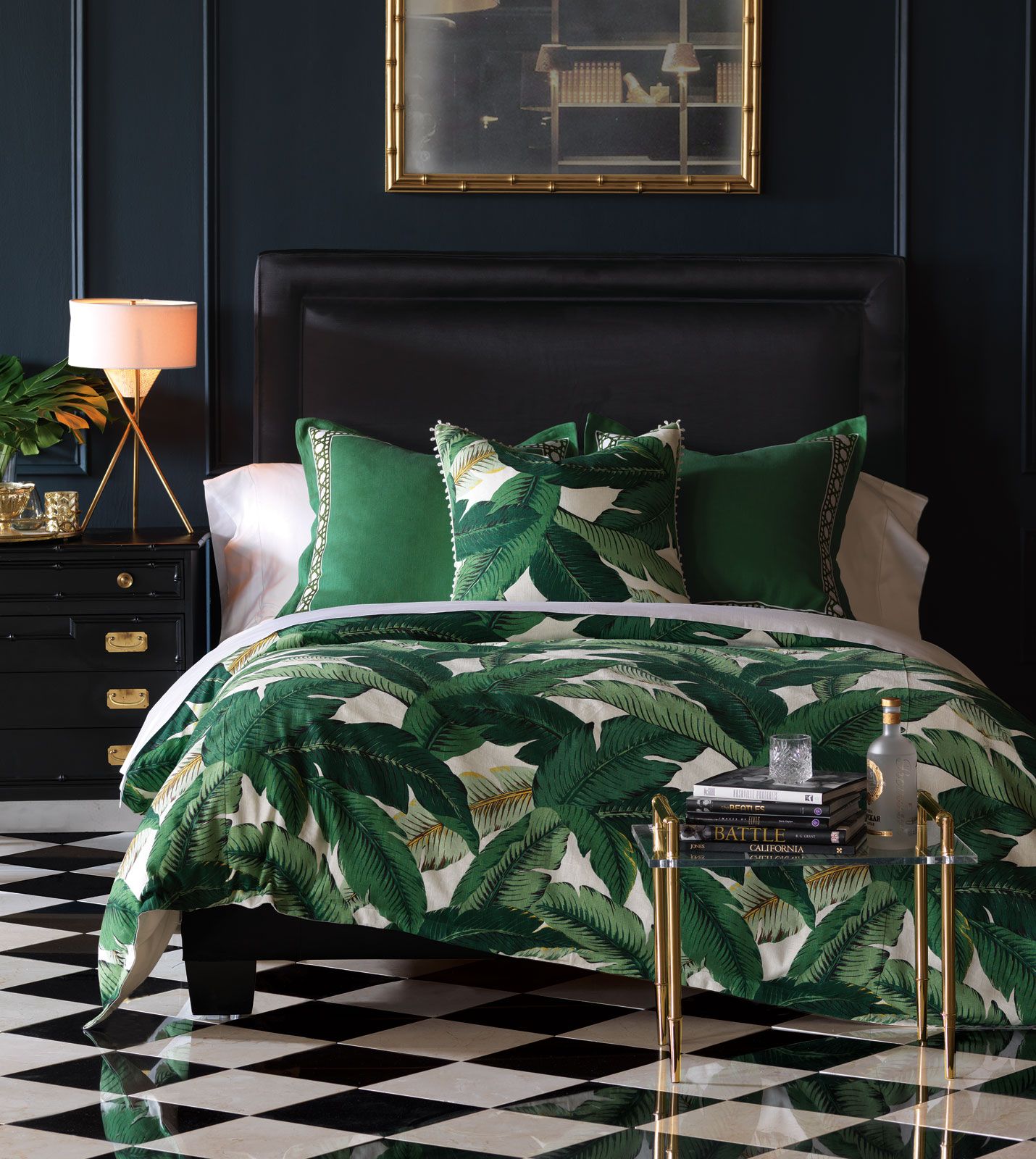 Chiếc giường toàn bộ được “bao phủ” bởi những lớp lá chuối xanh mướt.