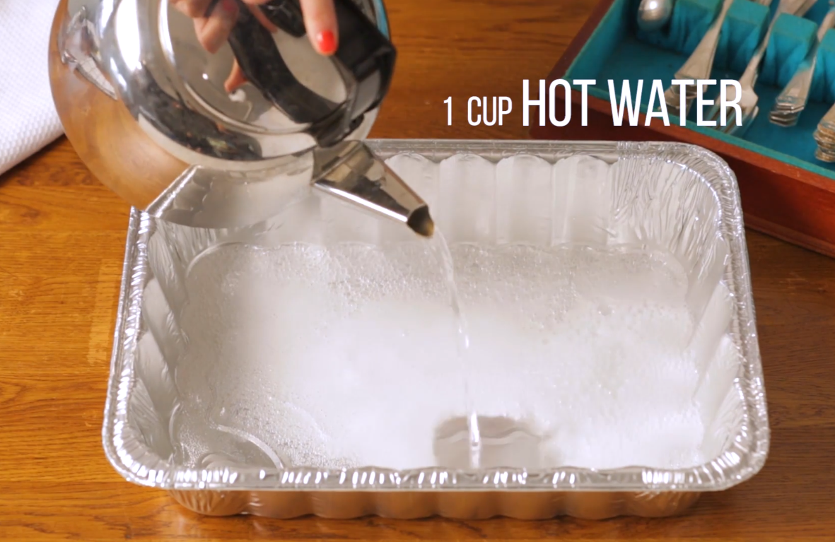 Đổ ½ cốc giấm trắng vào hỗn hợp, tiếp tục cho 1 nửa phần nước đã đun sôi vào.