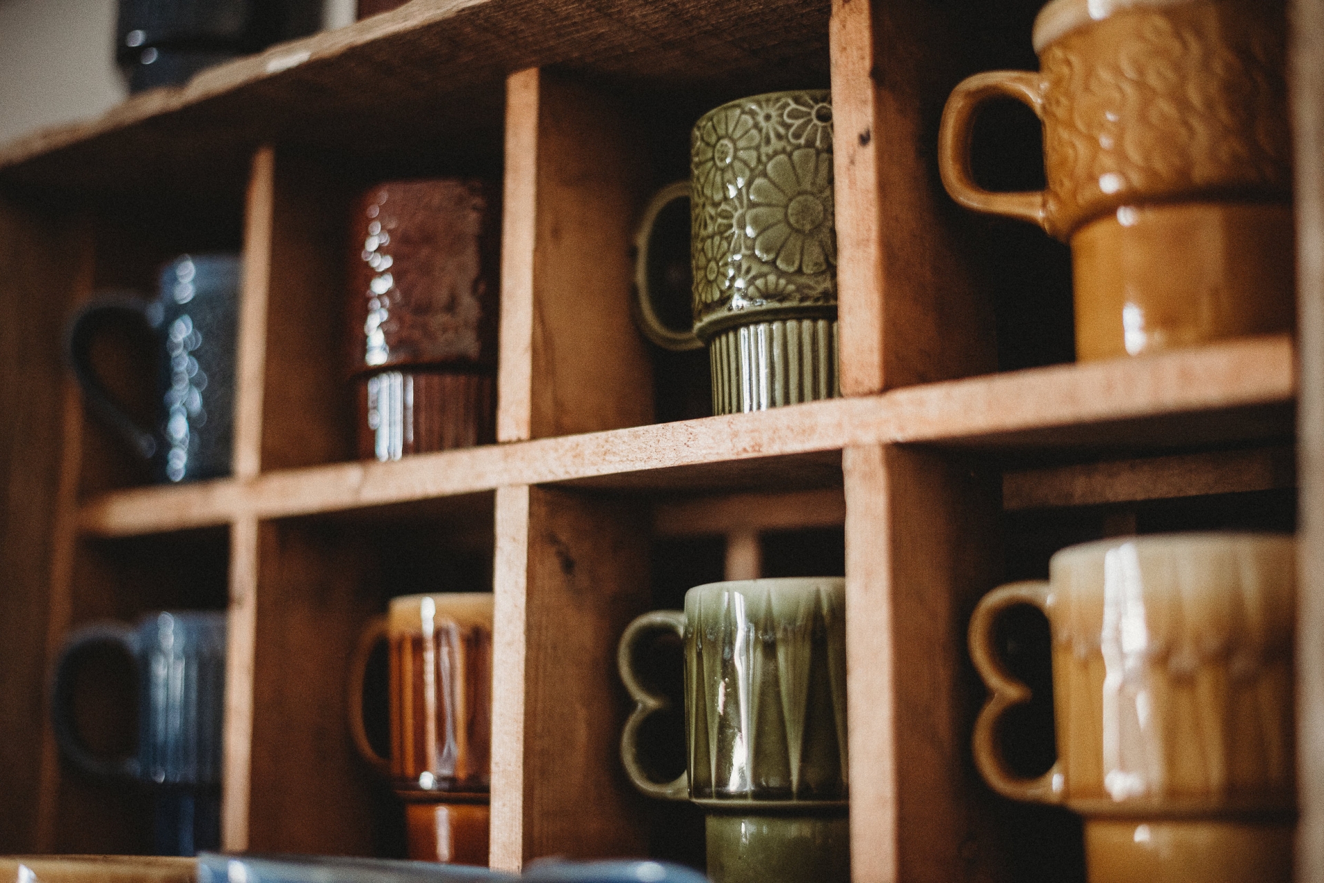 Những chiếc cốc của bạn sẽ khoe hết vẻ đẹp trên kệ gỗ nhiều ngăn.
