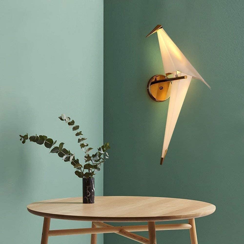 Chiếc đèn LED gắn tường lấy hình ảnh chú chim xinh xắn vừa có chức năng chiếu sáng vừa trang trí cho phòng ngủ, phòng khách hay phòng bếp thêm cuốn hút.