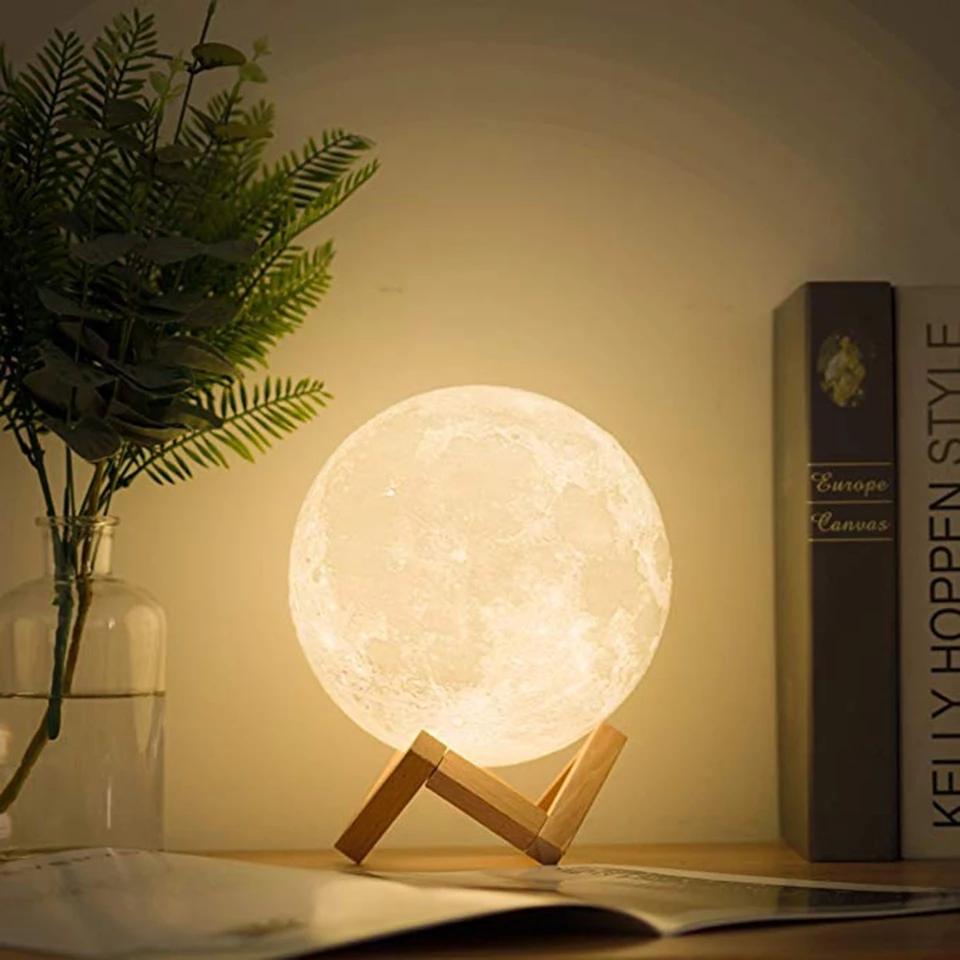 Mẫu thiết kế đèn cảm biến ánh sáng hình Mặt trăng tròn vành vạch dành cho những ai yêu thích sự lãng mạn và độc đáo nơi phòng ngủ.