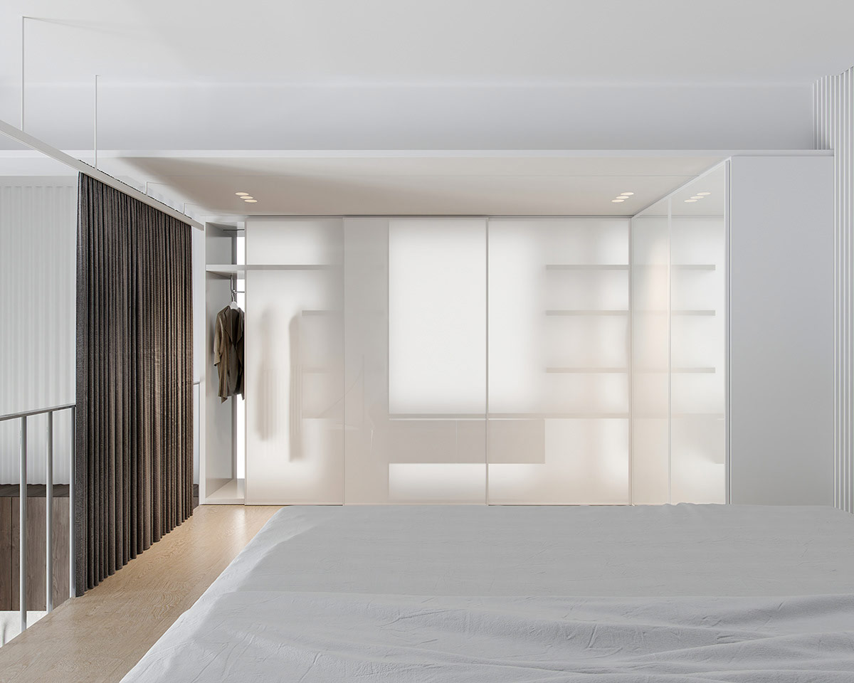 Tủ quần áo rộng rãi với thiết kế cửa trượt - kiểu thiết kế quen thuộc của người Nhật. Các nhà thiết kế nội thất đã sử dụng kính mờ kết hợp hệ thống đèn LED khiến khu vực nghỉ ngơi trở nên đẹp mắt và hiện đại hơn hẳn.