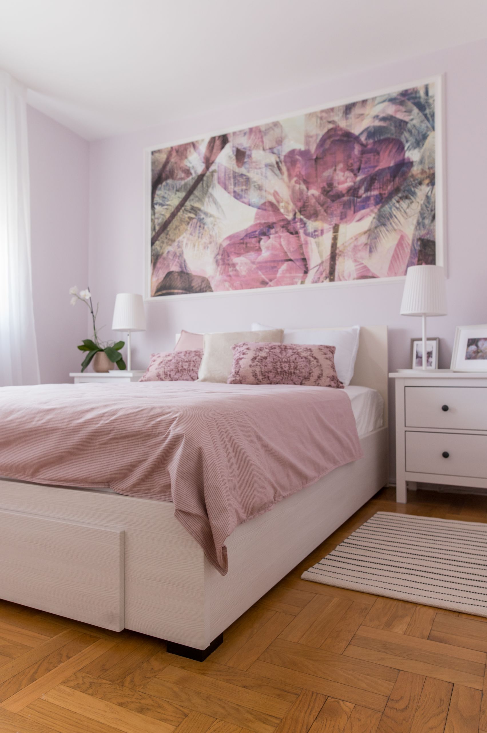 Phòng ngủ lựa chọn trắng và hồng pastel làm gam màu chủ đạo. Bức tranh khổ lớn điệu đà nổi bật trên nền tường trắng cũng như chăn mỏng và gối dựa làm điểm nhấn trên chiếc giường vậy.