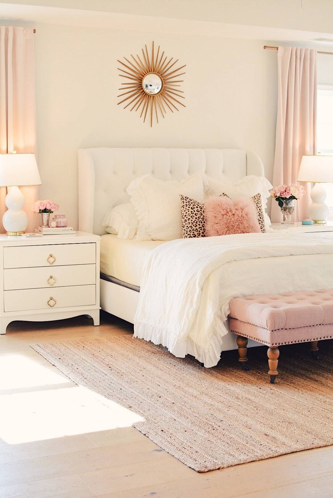 Căn phòng này cũng tận dụng các chi tiết mạ vàng đồng cùng với nguồn ánh sáng tự nhiên để tạo nên hiệu ứng ấm áp cho phòng ngủ tông trắng chủ đạo và sắc hồng pastel làm điểm nhấn.