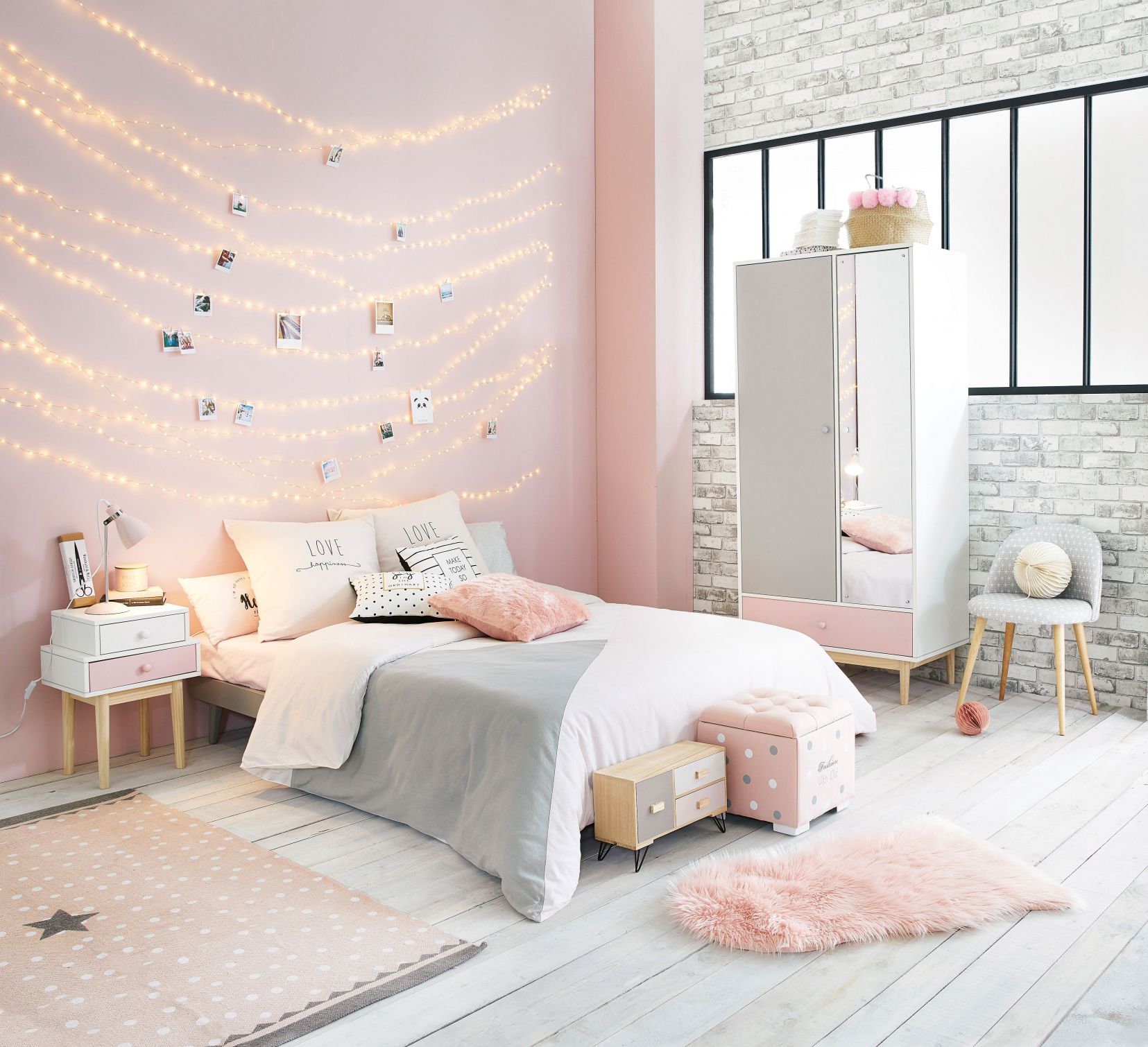 Gam hồng pastel cũng là ý tưởng tuyệt vời cho cô công chúa nhỏ. Bức tường hồng trở nên ấm áp lung linh hơn với bộ dây đèn LED được trang trí khéo léo, cùng với đó là một loạt nội thất mini trông đáng yêu vô cùng.