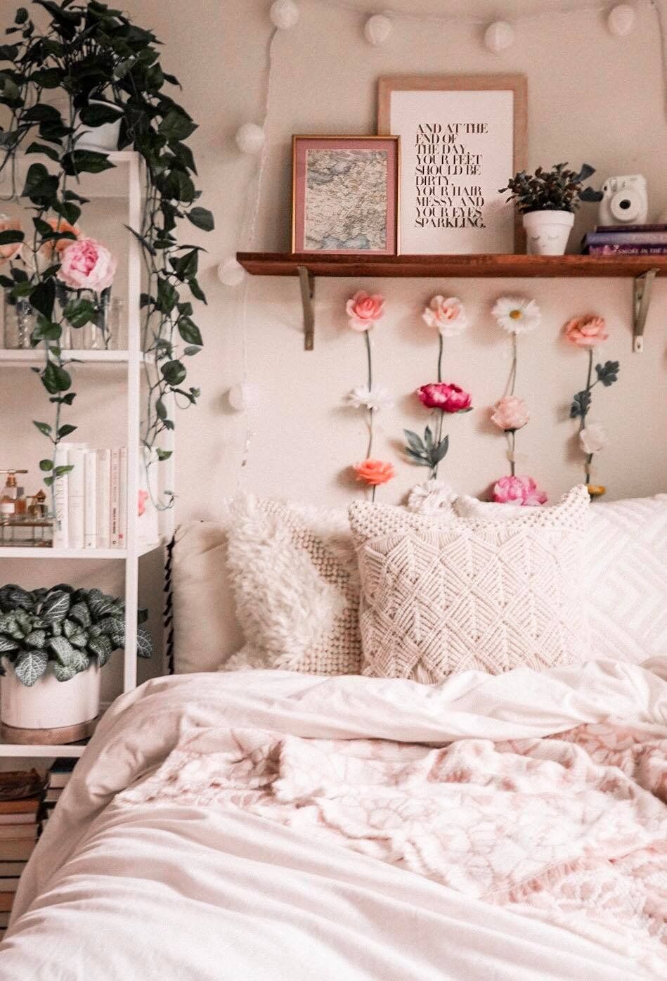Không gian này lựa chọn 100% sắc hồng phấn nhưng không hề đơn điệu bởi sự xuất hiện của những chậu cây cảnh tươi xanh và những bông hoa xinh đẹp trang trí bức tường.