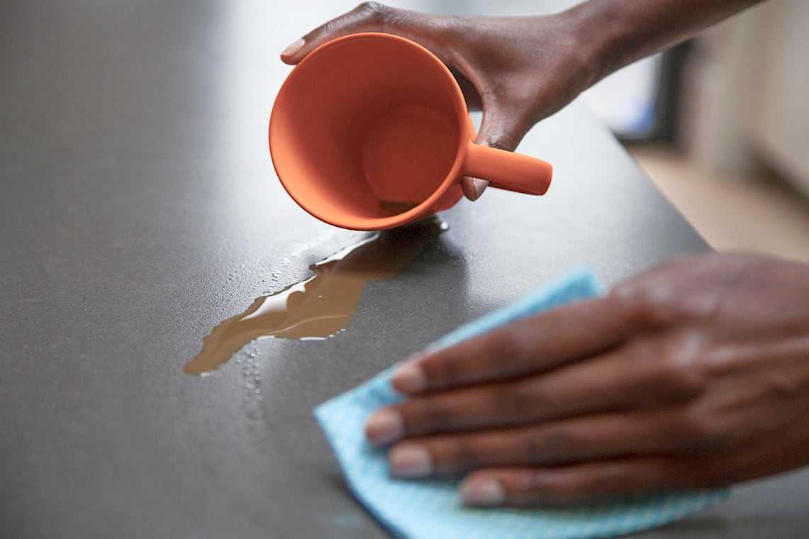 Dầu ô liu giúp tẩy sạch các vết bẩn trên bàn bếp và trong ly tách.