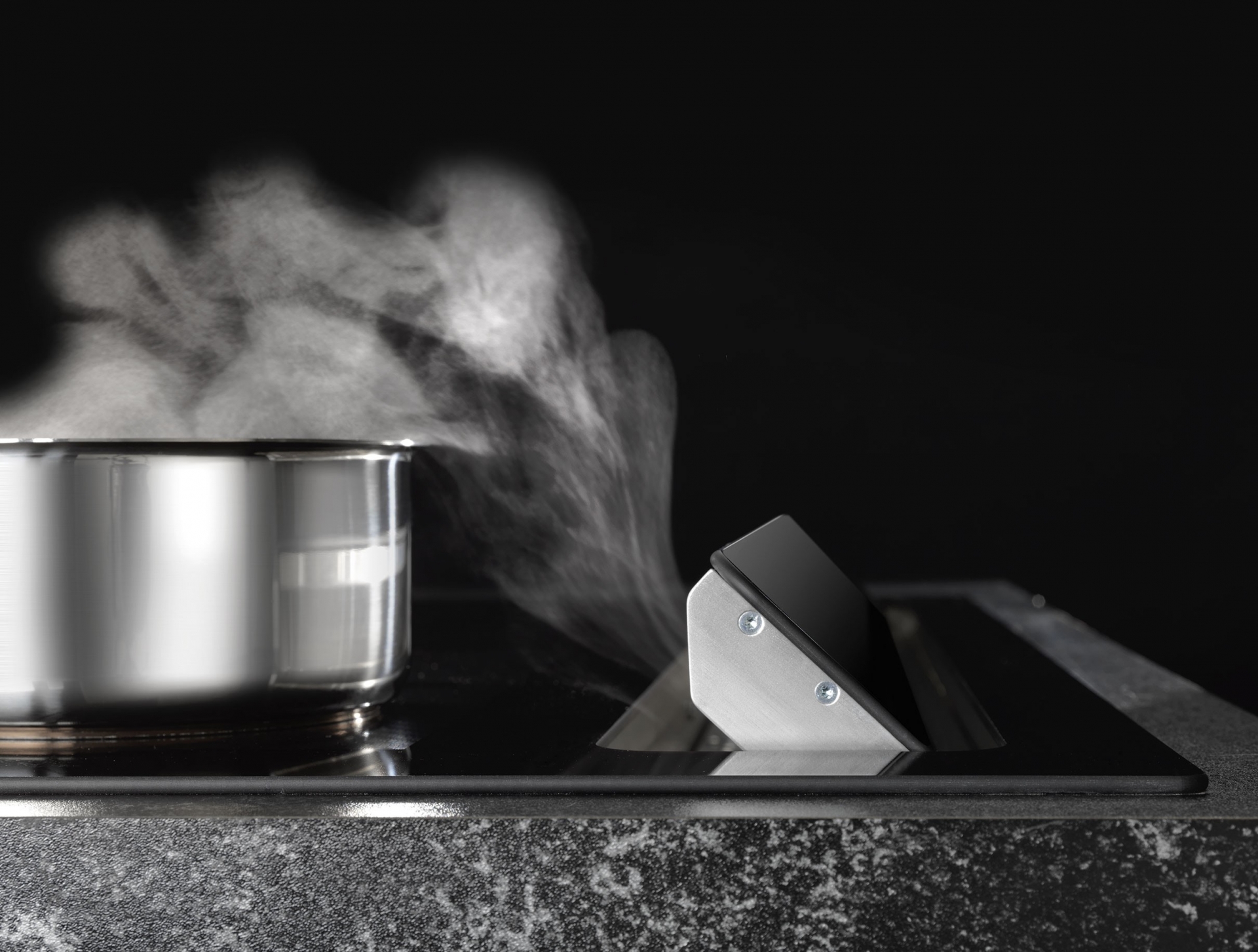 Loại máy hút mùi thế hệ mới được lắp đặt ngay cạnh bếp nấu và chỉ xuất hiện khi bạn cần đến.