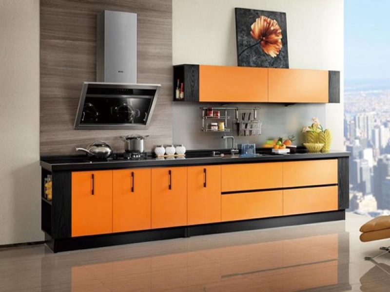 Phòng bếp lấy sắc cam làm gam màu chủ đạo phối hợp cùng màu đen tạo nên cái nhìn mạnh mẽ. Bức tranh bông hoa “tone sur tone” cũng là điểm nhấn mềm mại đầy sức hút.