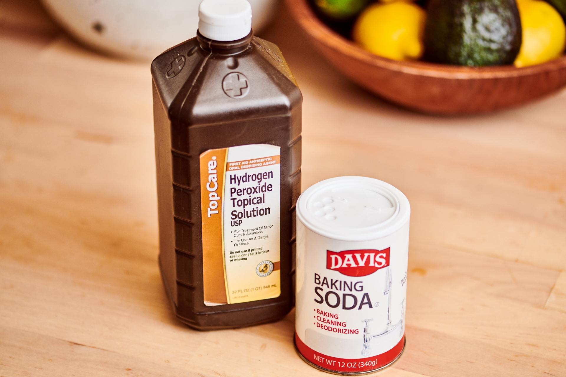 Với những vết ố bẩn “cứng đầu”, bạn có thể dùng hỗn hợp baking soda và Hydrogen Peroxide.