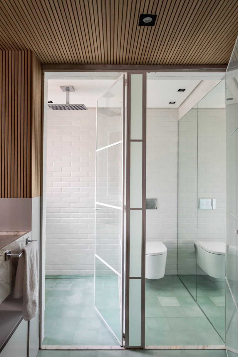 Phòng tắm và nhà vệ sinh được ngăn đôi để thuận tiện cho sự riêng tư khi sử dụng.