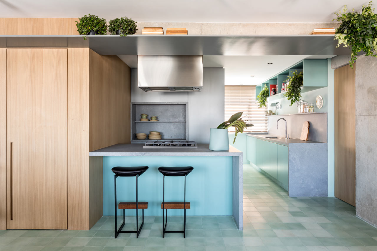 Phòng bếp thiết kế rộng rãi với những gam màu pastel tạo sự kết nối giữa sàn nhà cũng như phòng khách.