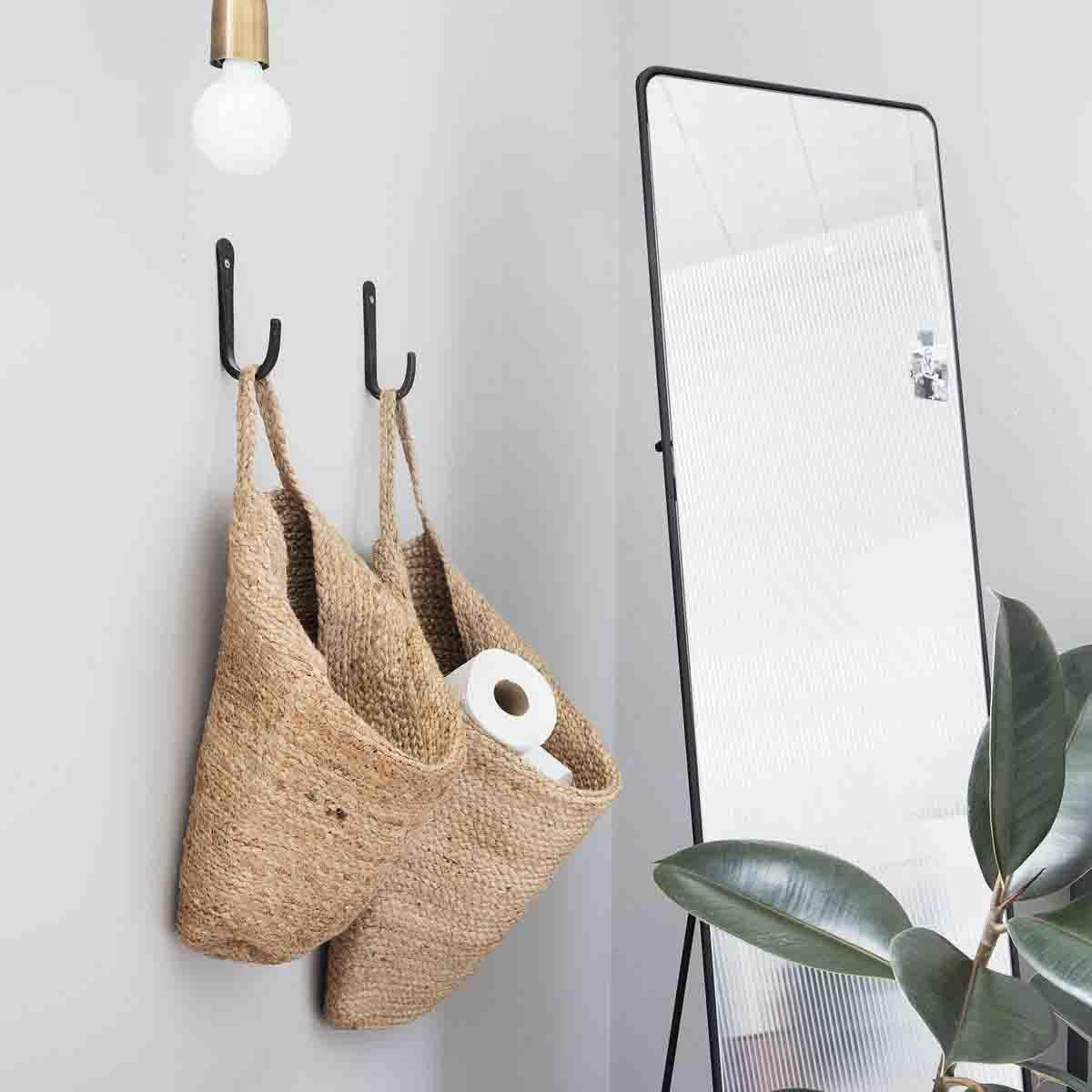 Trong phòng tắm, bạn có thể treo giỏ lên tường để đựng các cuộn giấy vệ sinh thay cho túi nilon của nhà sản xuất, giải pháp này vẫn giúp cho giấy khô ráo và sạch sẽ.