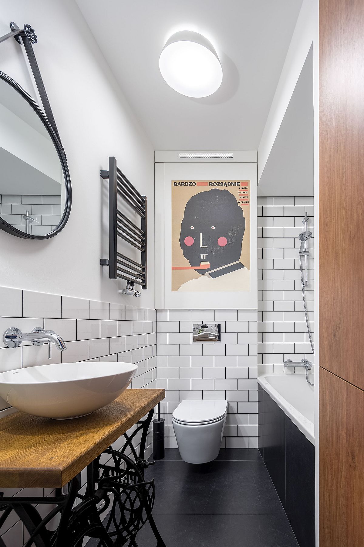 Phòng tắm với sàn nhà màu đen tương phản với nền tường trắng tạo nên chiều sâu cho không gian này. Bồn toilet cũng được lắp đặt trên tường để giải phóng diện tích mặt sàn.