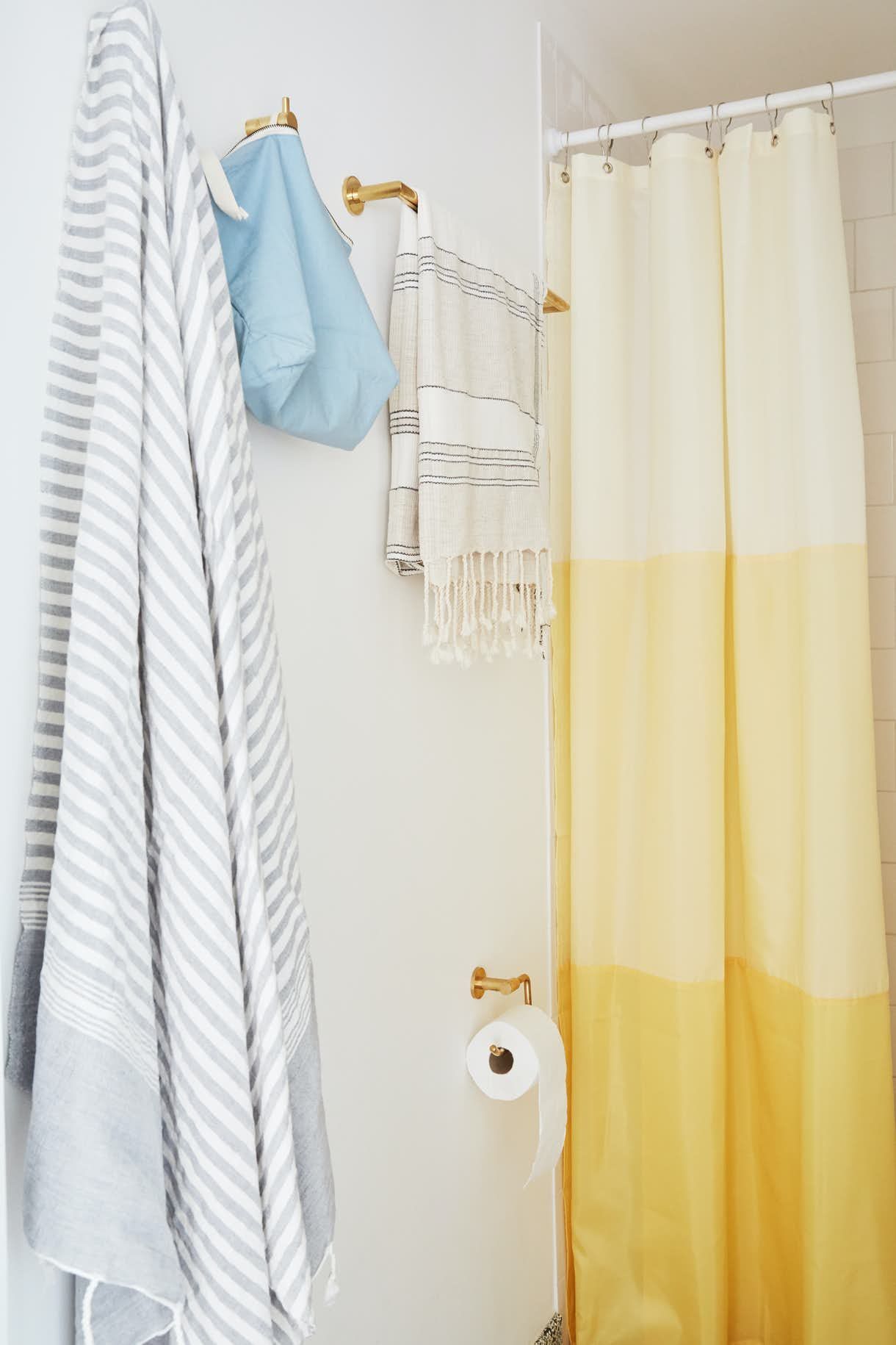Những chi tiết như rèm che màu màu vàng chủ đạo với ba tầng ba sắc thái tươi sáng, những chiếc khăn tắm cũng được chọn lựa sắc màu dịu nhẹ.