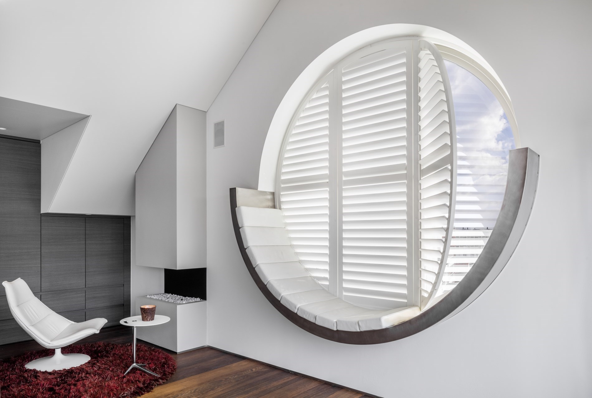 Cửa sổ tròn phù hợp cho những căn phòng có diện tích nhỏ, tạo nên cái nhìn mới lạ, hiện đại hơn hẳn so với những ô cửa sổ hình vuông hay hình chữ nhật truyền thống.