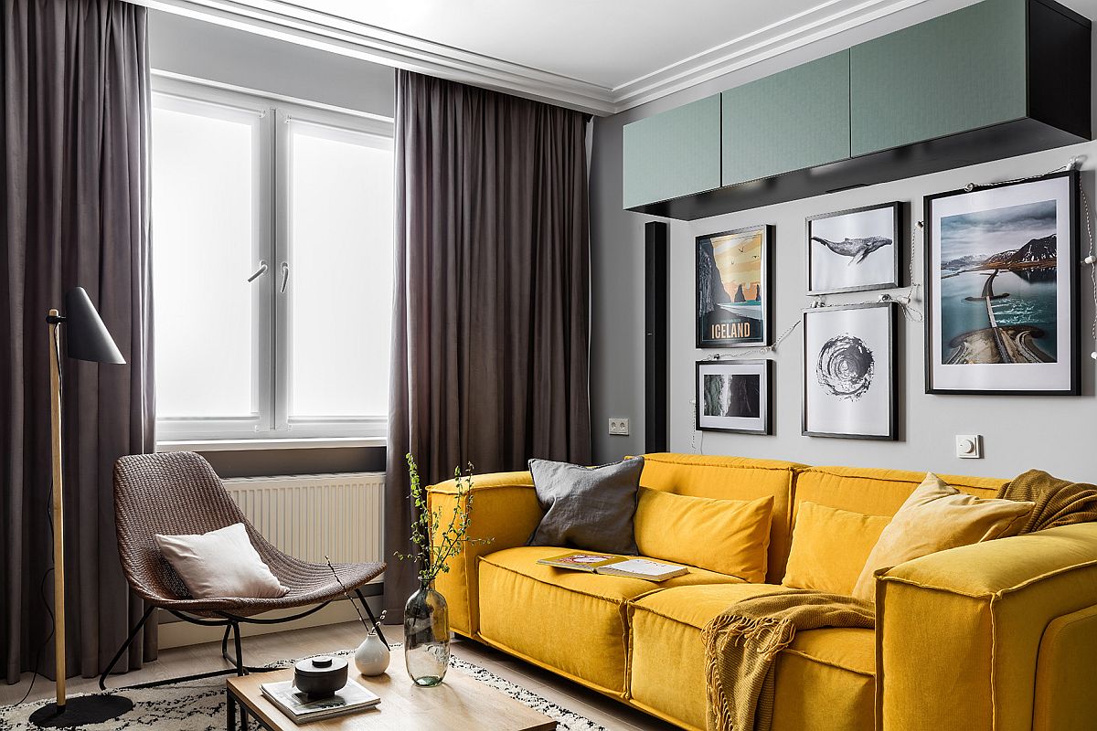 Giữa phòng khách lựa chọn phong cách Scandinavian với những gam màu trung tính nhẹ nhàng thì sắc vàng mù tạt của chiếc ghế sofa trở nên nổi bật và sang chảnh hơn hẳn.