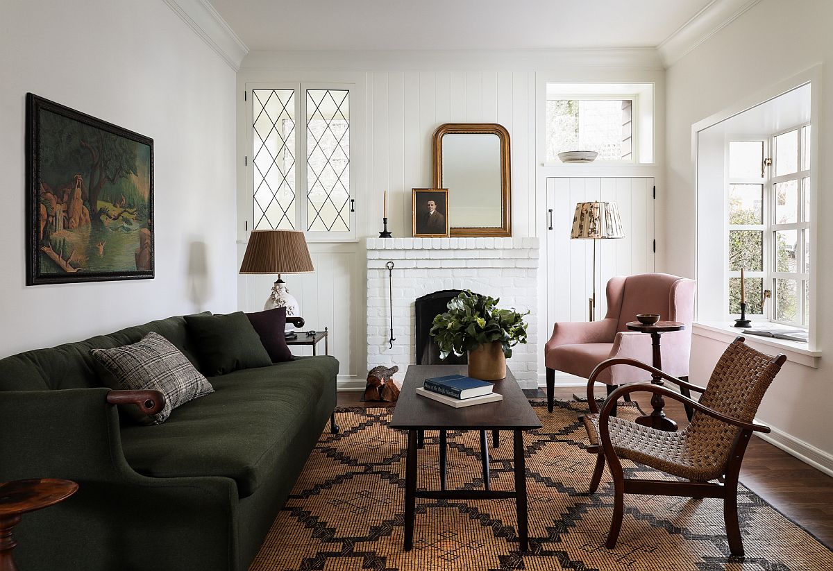 Đừng ngại ngần khi sử dụng những gam màu tối vì sợ cảm giác chật chội. Phòng khách này chọn sofa màu xanh rêu đậm kết hợp với 2 ghế đơn đa kiểu dáng: 1 chiếc màu hồng pastel, 1 chiếc mây tre đan tạo nên một không gian cá tính và mạnh mẽ.