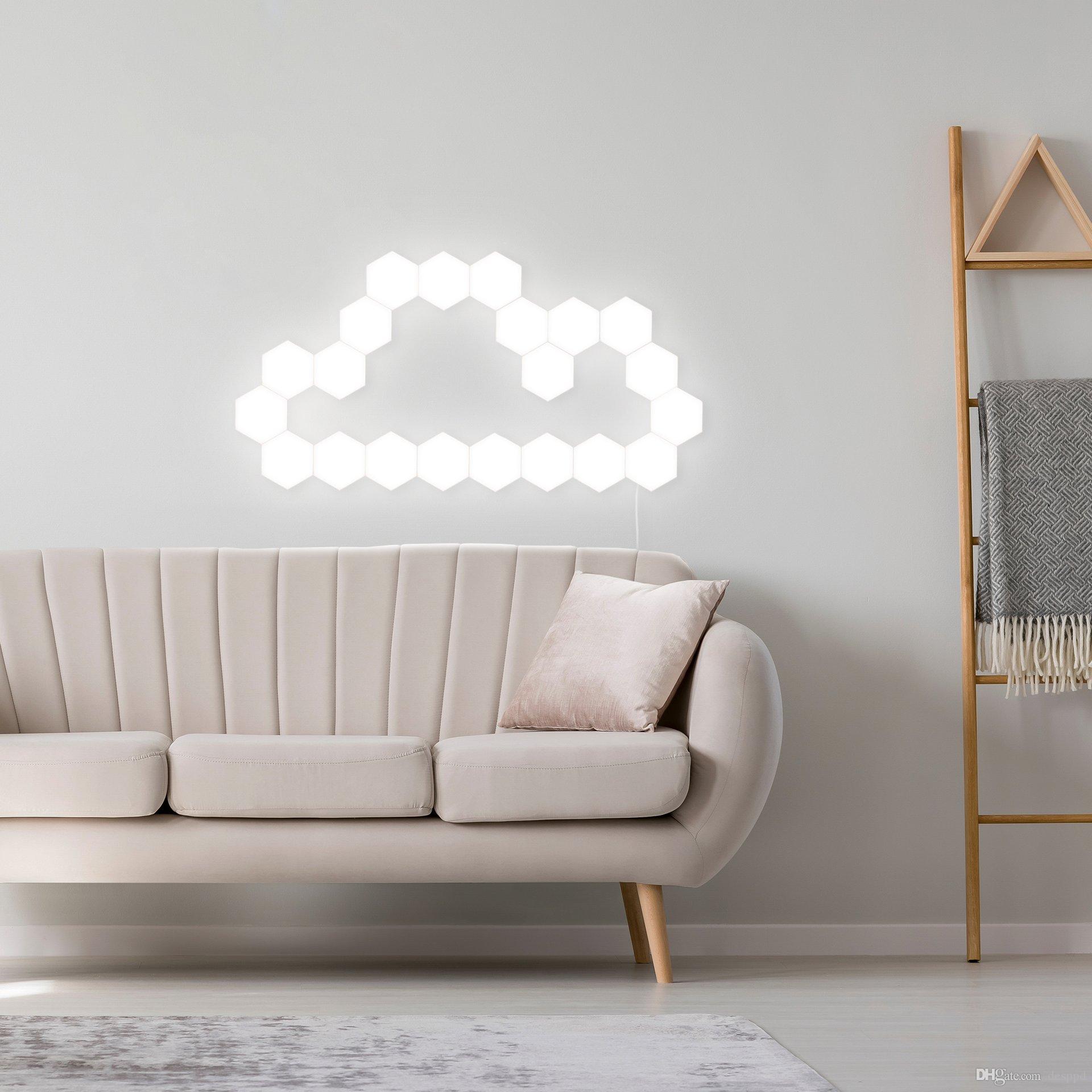 Bạn có thể sắp xếp các hình lục giác riêng lẻ thành hình một đám mây trên bức tường sofa phòng khách.