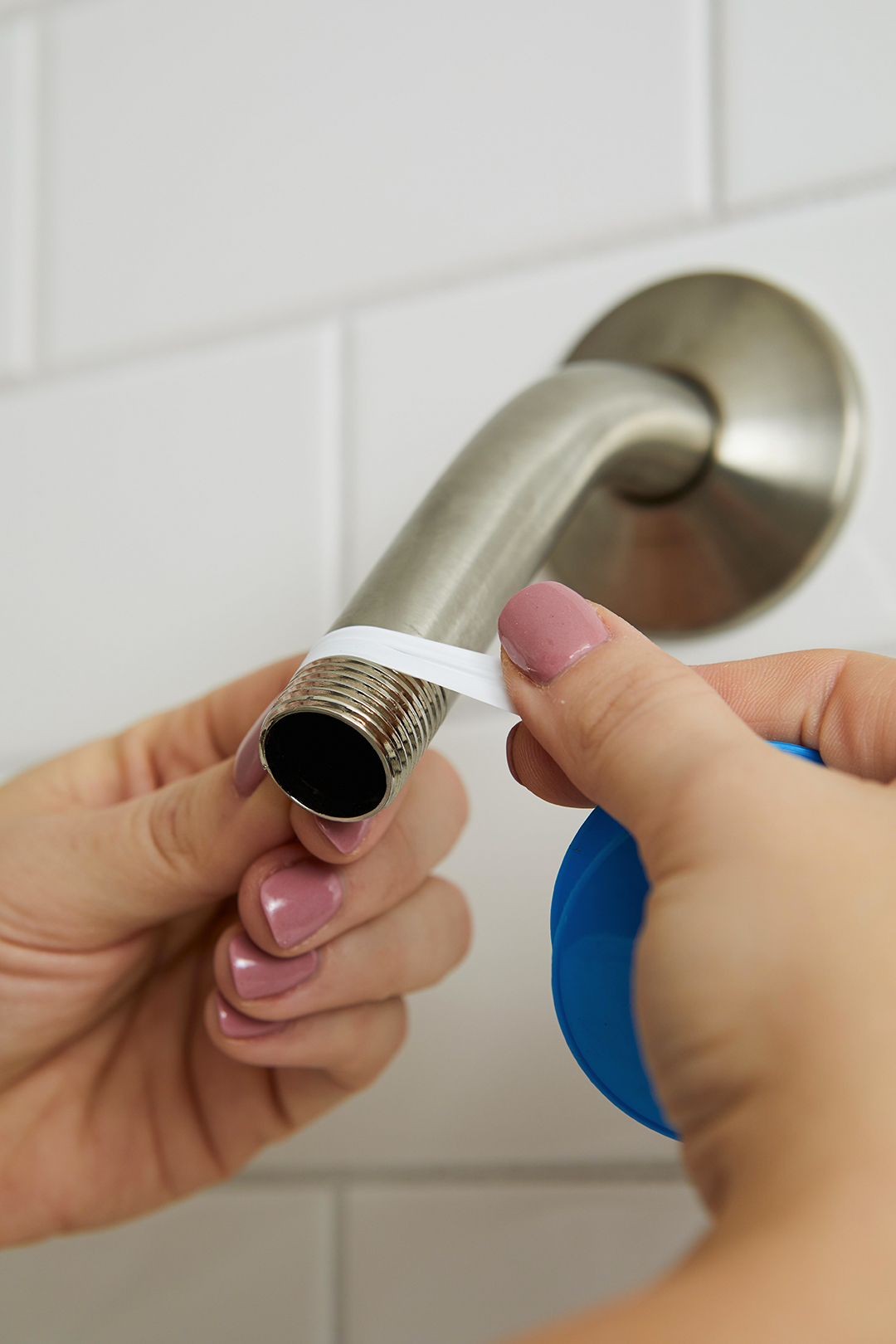 Nếu áp dụng cách tháo vòi thì khi lắp trở lại bạn nhớ dùng băng keo giấy quấn quanh trước để cố định vòi tốt hơn.
