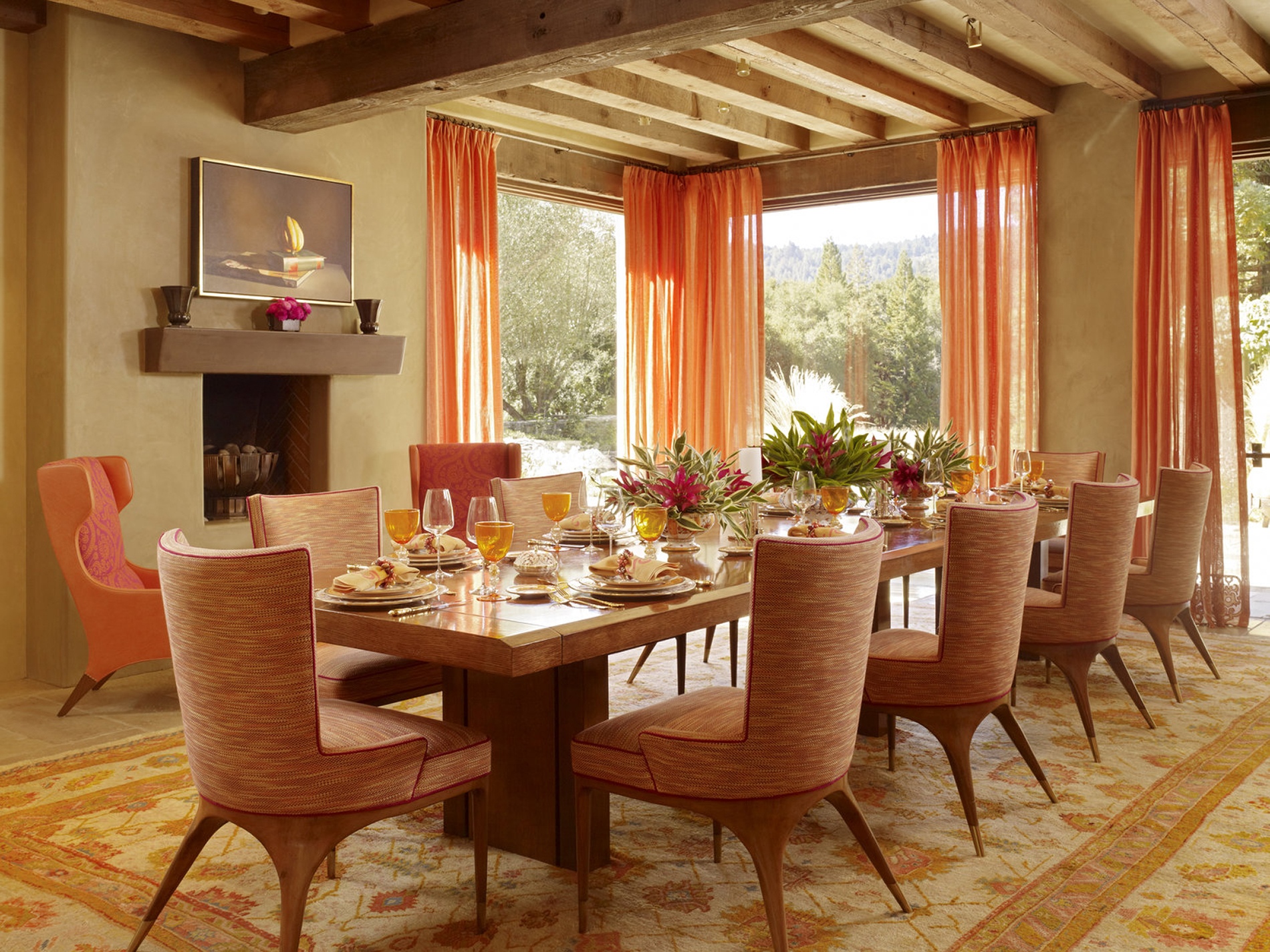 Và cuối cùng, một phòng ăn ấm áp tuyệt đối khi sử dụng toàn bộ gam màu cam và gỗ sáng màu để trang trí nội thất: Từ thảm trải sàn, ghế ăn, rèm cửa,... cho đến màu của nước uống cũng không phải là ngoại lệ.