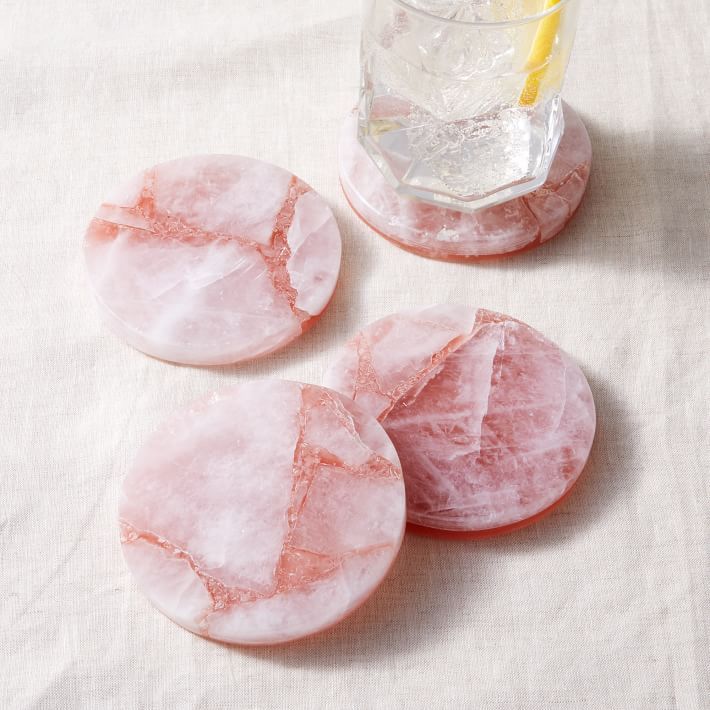 Bộ lót cốc làm bằng đá thạch anh hồng với những đường vân tự nhiên cực kỳ sang chảnh.