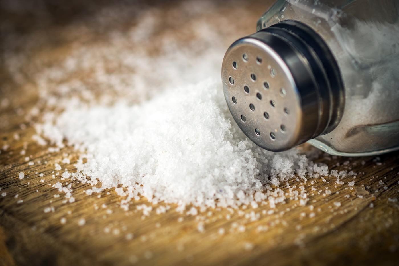 oại muối ăn có sẵn trong căn bếp chính là một giải pháp tự nhiên giúp bạn kiểm soát cỏ dại hiệu quả.