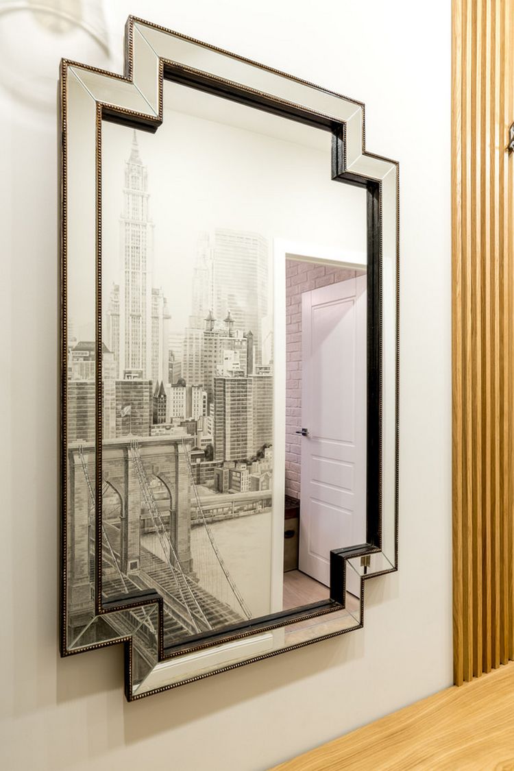 Tấm gương lớn thiết lập trên chiếc tủ lưu trữ, phản chiếu bức tường đối diện trông vô cùng đẹp mắt.