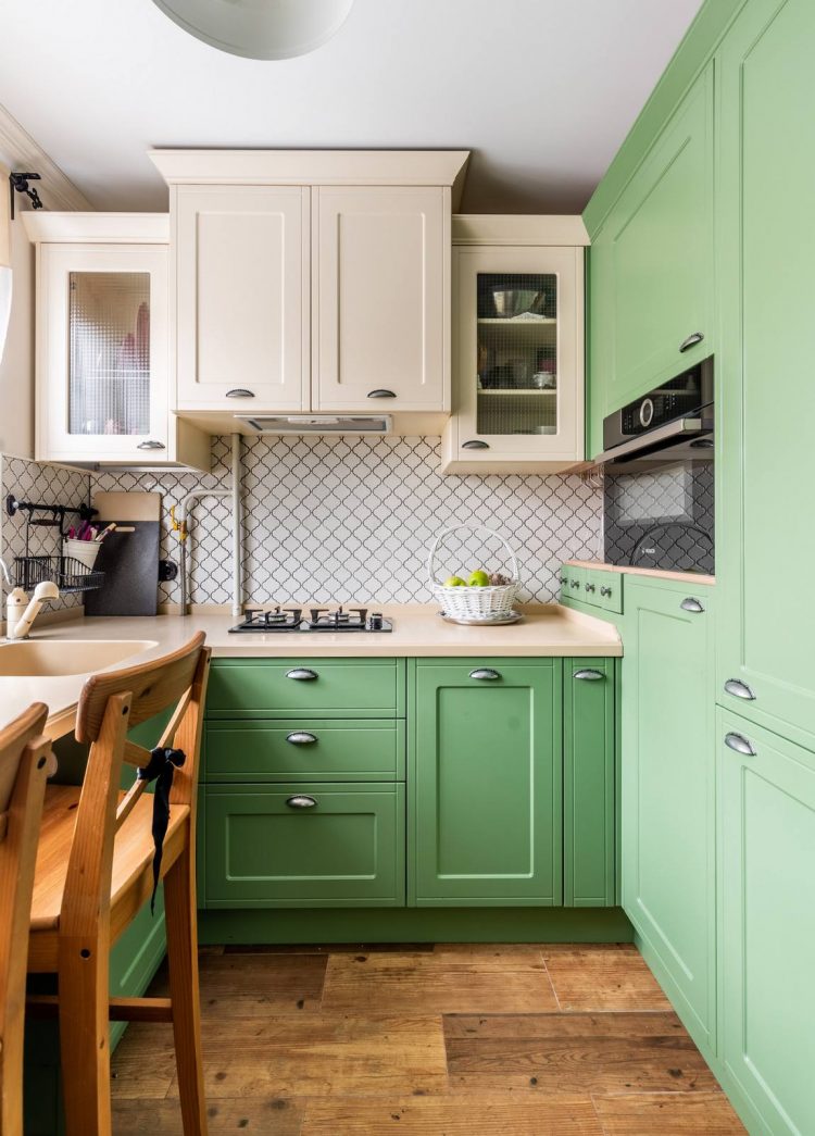 Vì hạn chế về diện tích nên hệ thống tủ lưu trữ được tận dụng một cách tối đa, cả trên mặt sàn lẫn bố trí trên bức tường phòng bếp. Sự chuyển đổi màu sắc cho tủ bếp trên màu trắng tạo nên sự nổi bật giữa tông màu xanh bạc hà chủ đạo.